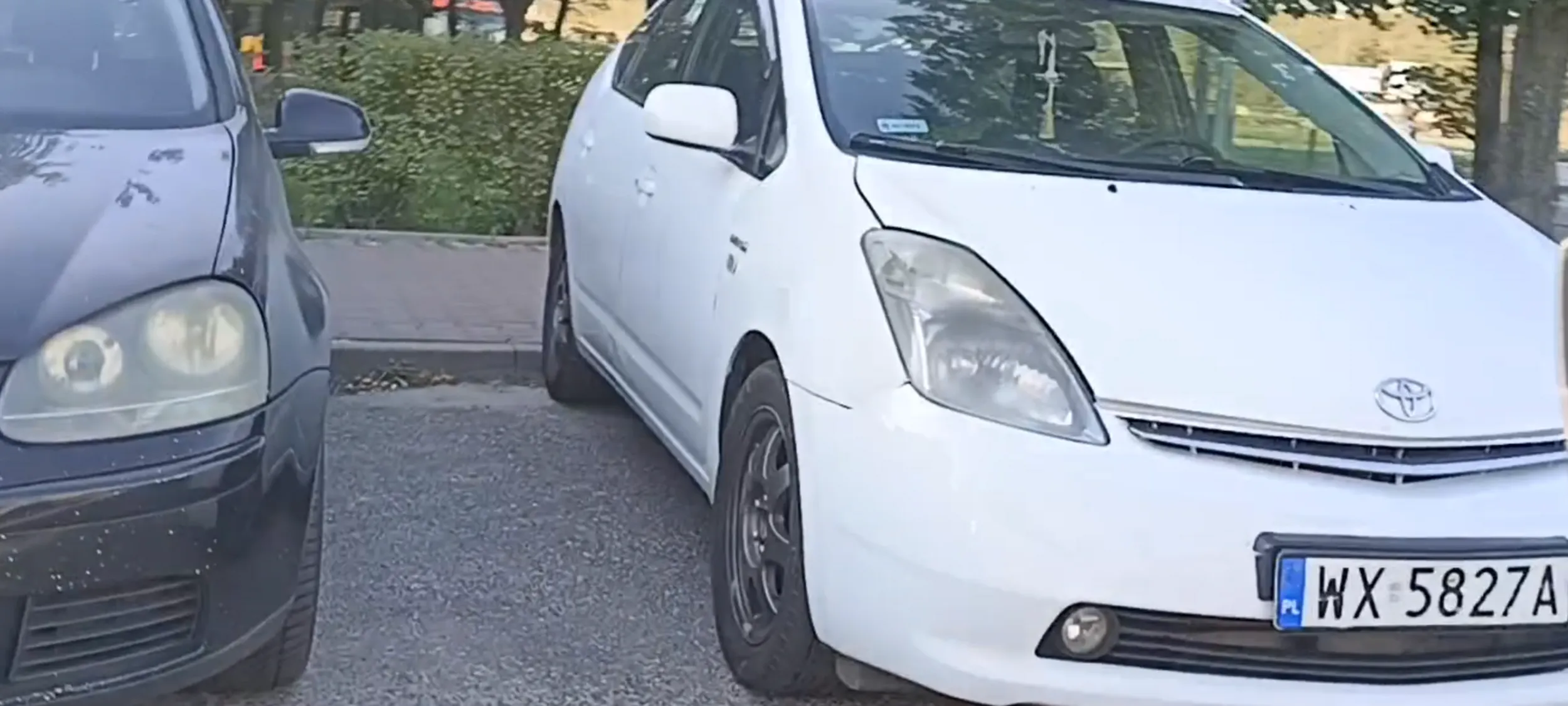 Parkuje przy samym przejściu dla pieszych i utrudnia przejazd