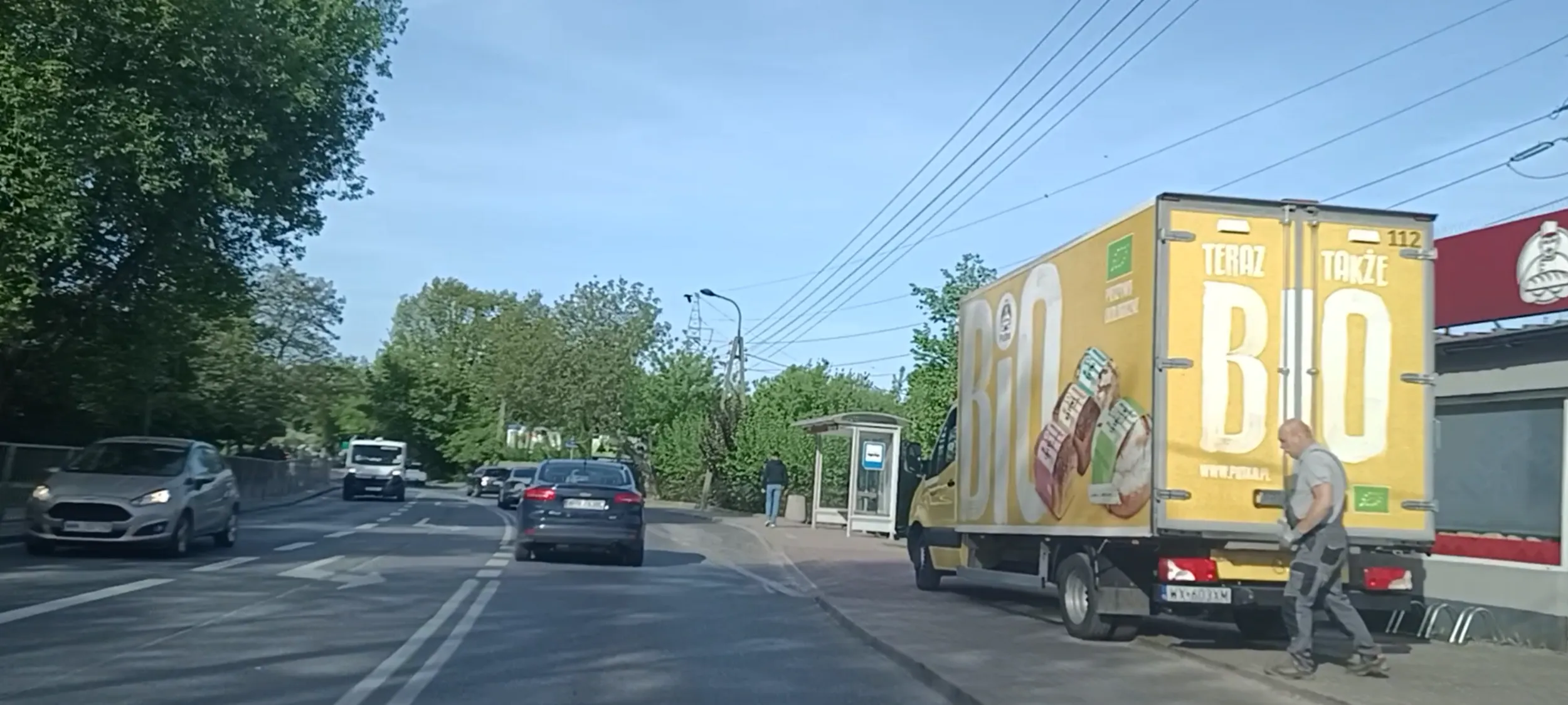 ..ujek parkuje na chodniku i utrudnia pieszym przejście