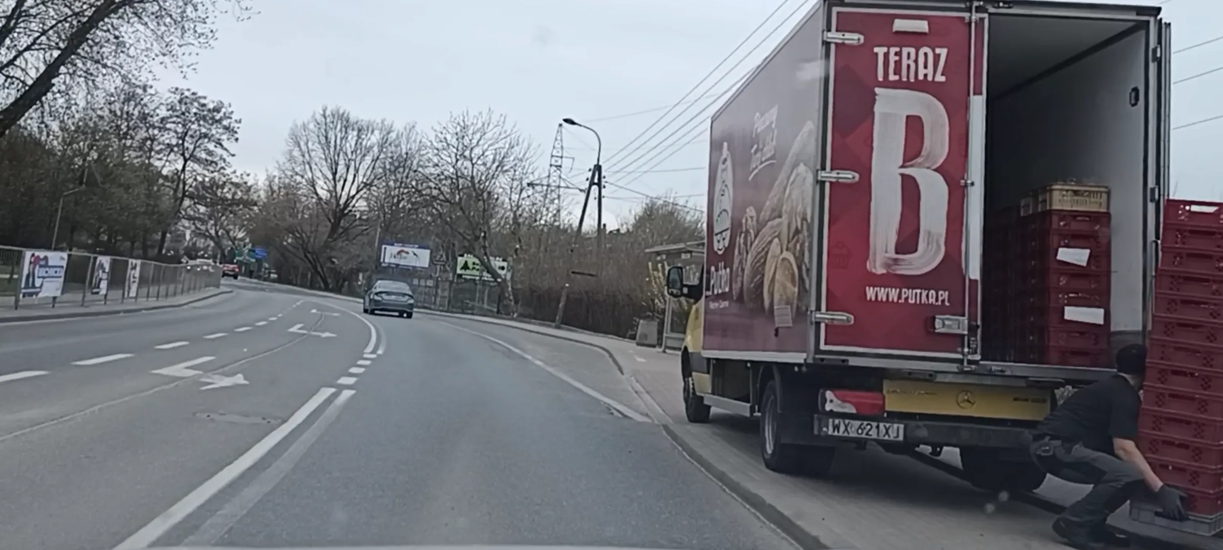 Parkuje na chodniku i uniemożliwia przejście pieszym do przystanku autobusowego.