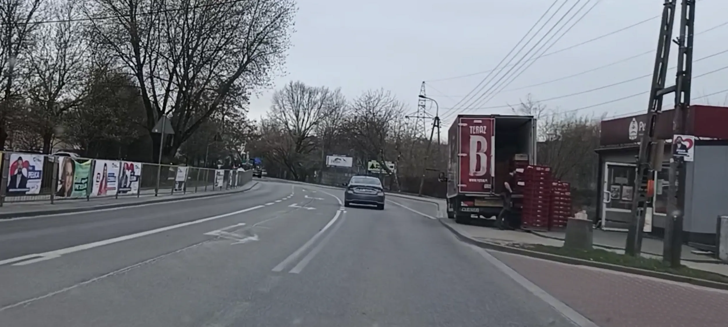 Parkuje na chodniku i uniemożliwia przejście pieszym do przystanku autobusowego.
