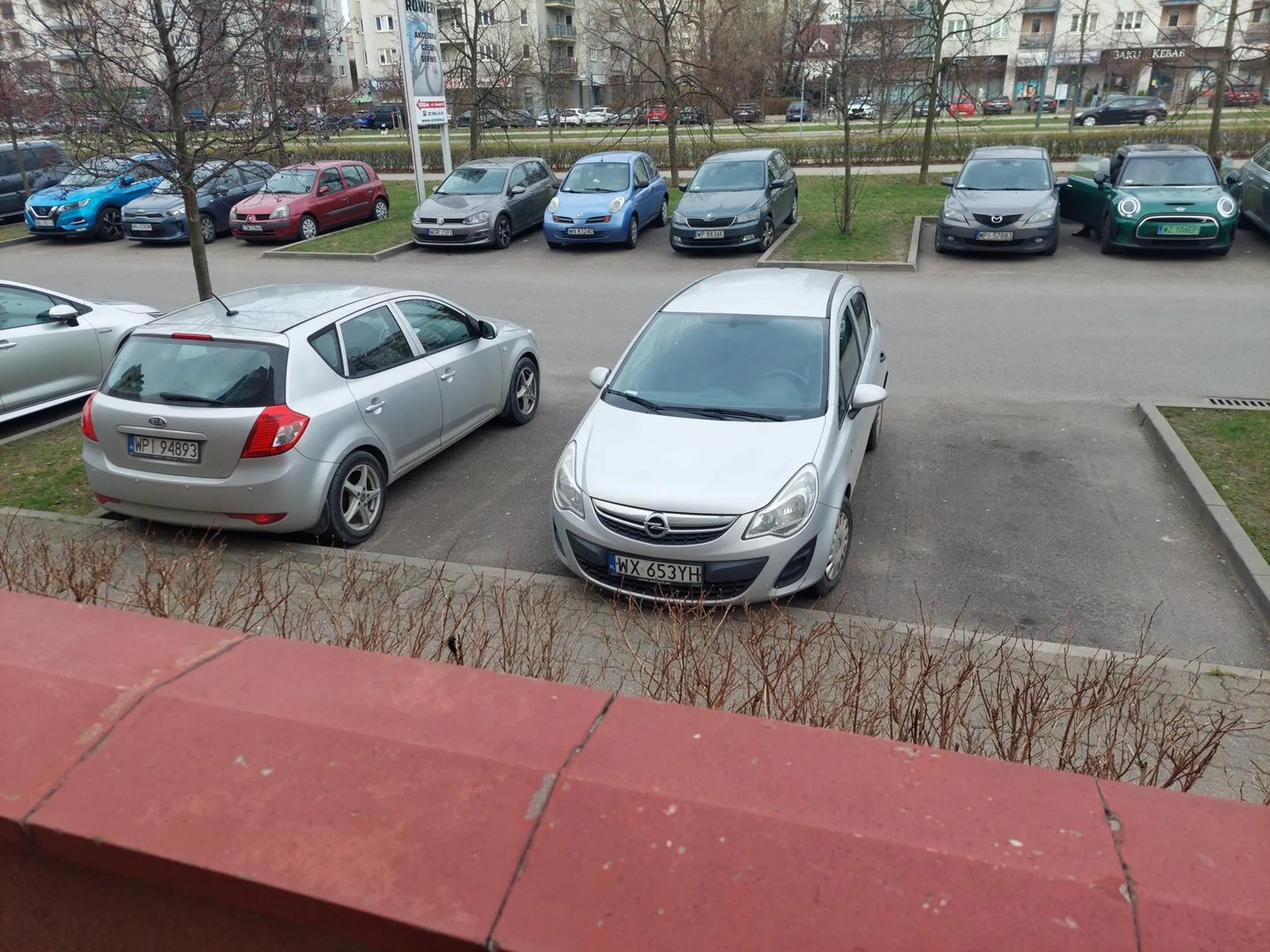 stanąłbyś przy krawężniku, a nie zostawiasz pół miejsca parkingowego między swoim i drugim autem i drugie pół od krawężnika