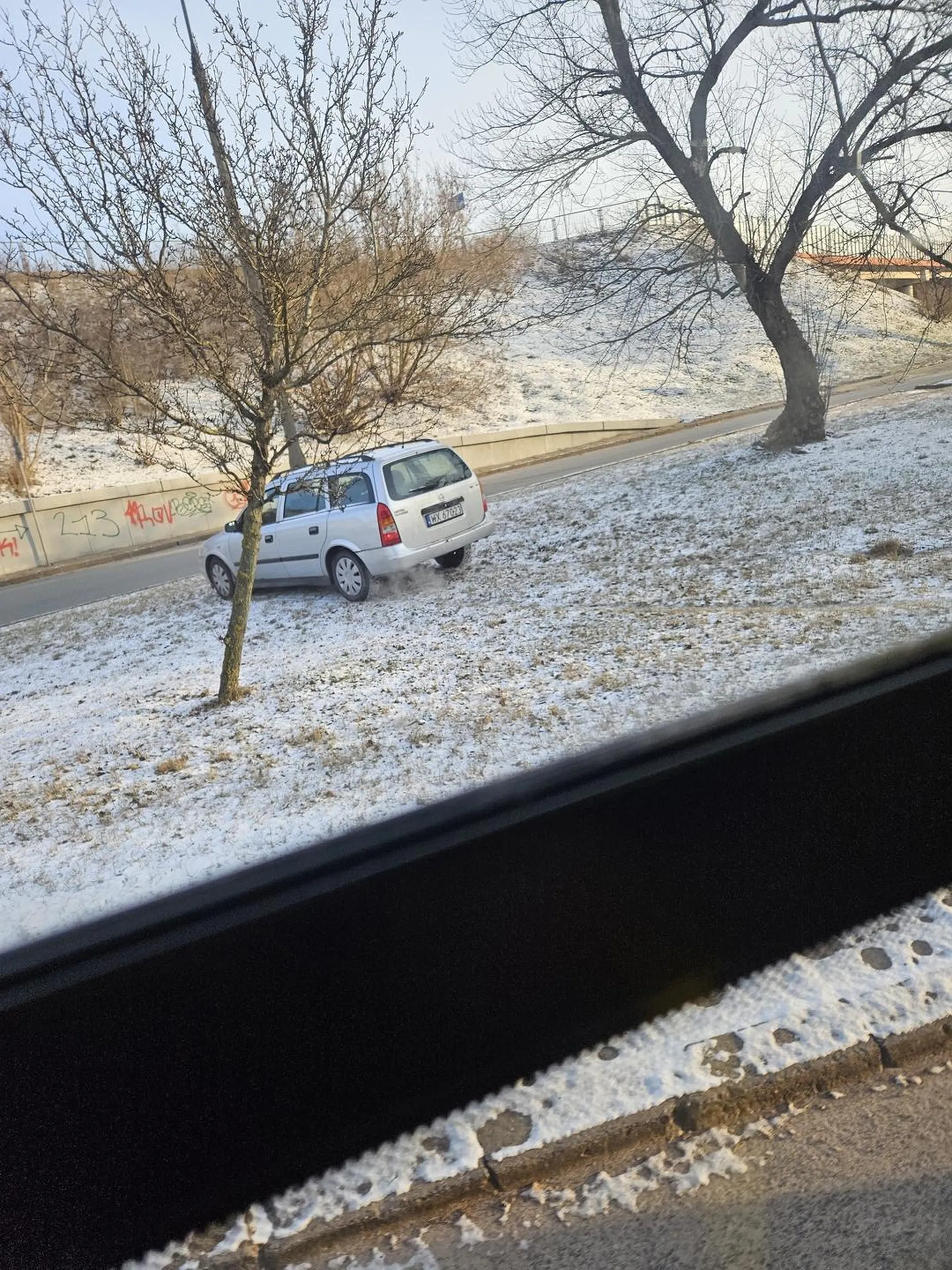 Jazda pod prąd wprost na autobus, a następnie ucieczka trawnikiem.