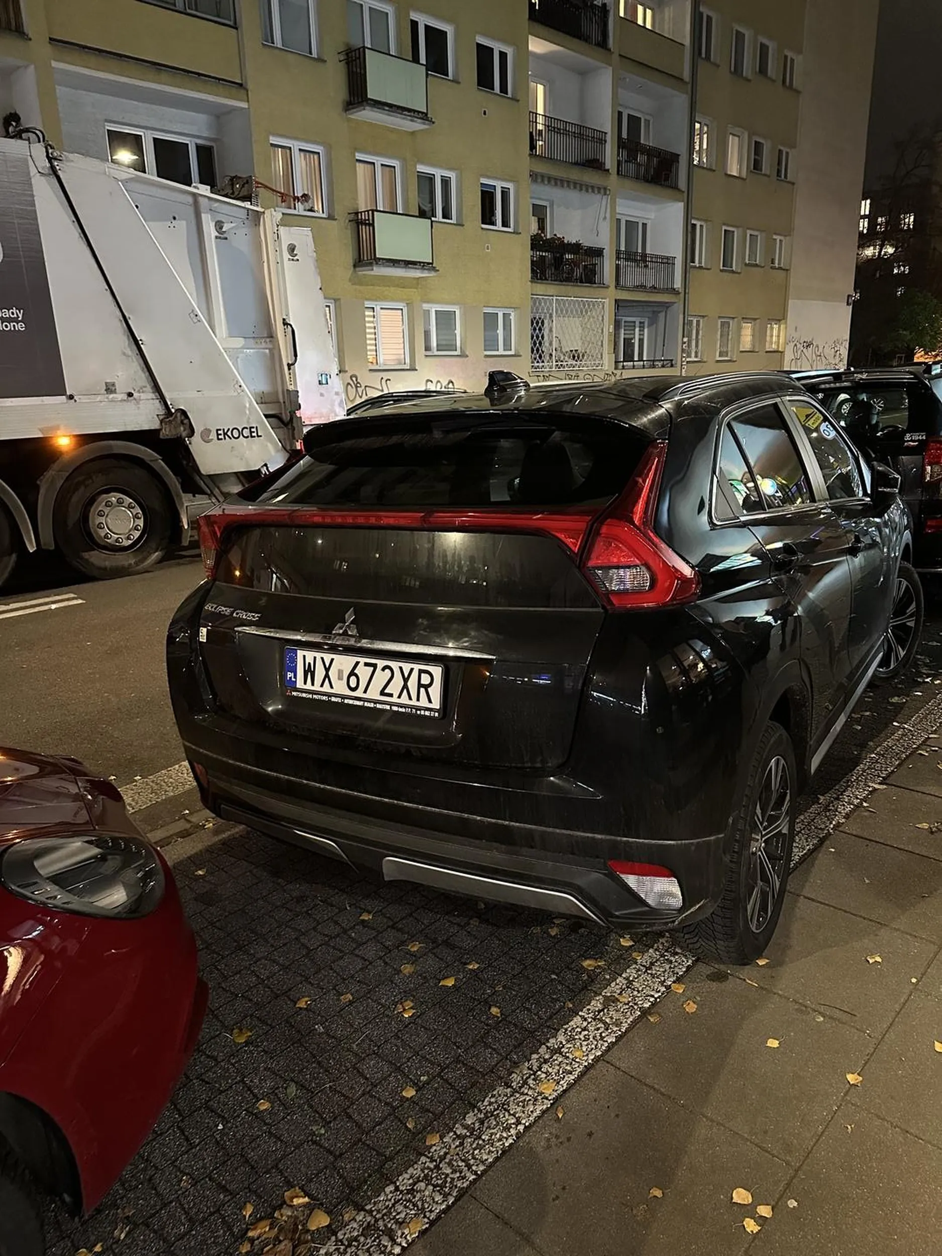 Kobita parkowała jak gumowym autem. Trzy razy załadowała zderzakiem w auto z przodu. Wysiadła, spojrzała się i poszła. Cyrk..