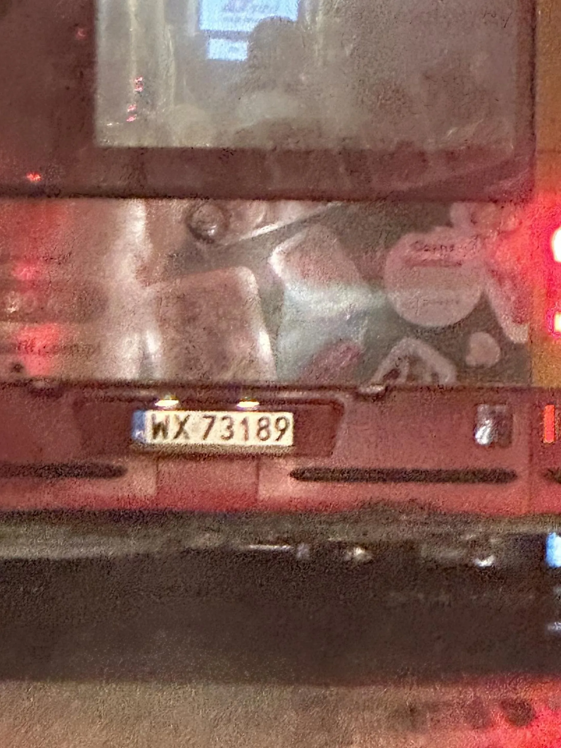 Jedzie krzywo przejeżdża na czerwonym, chyba pijany