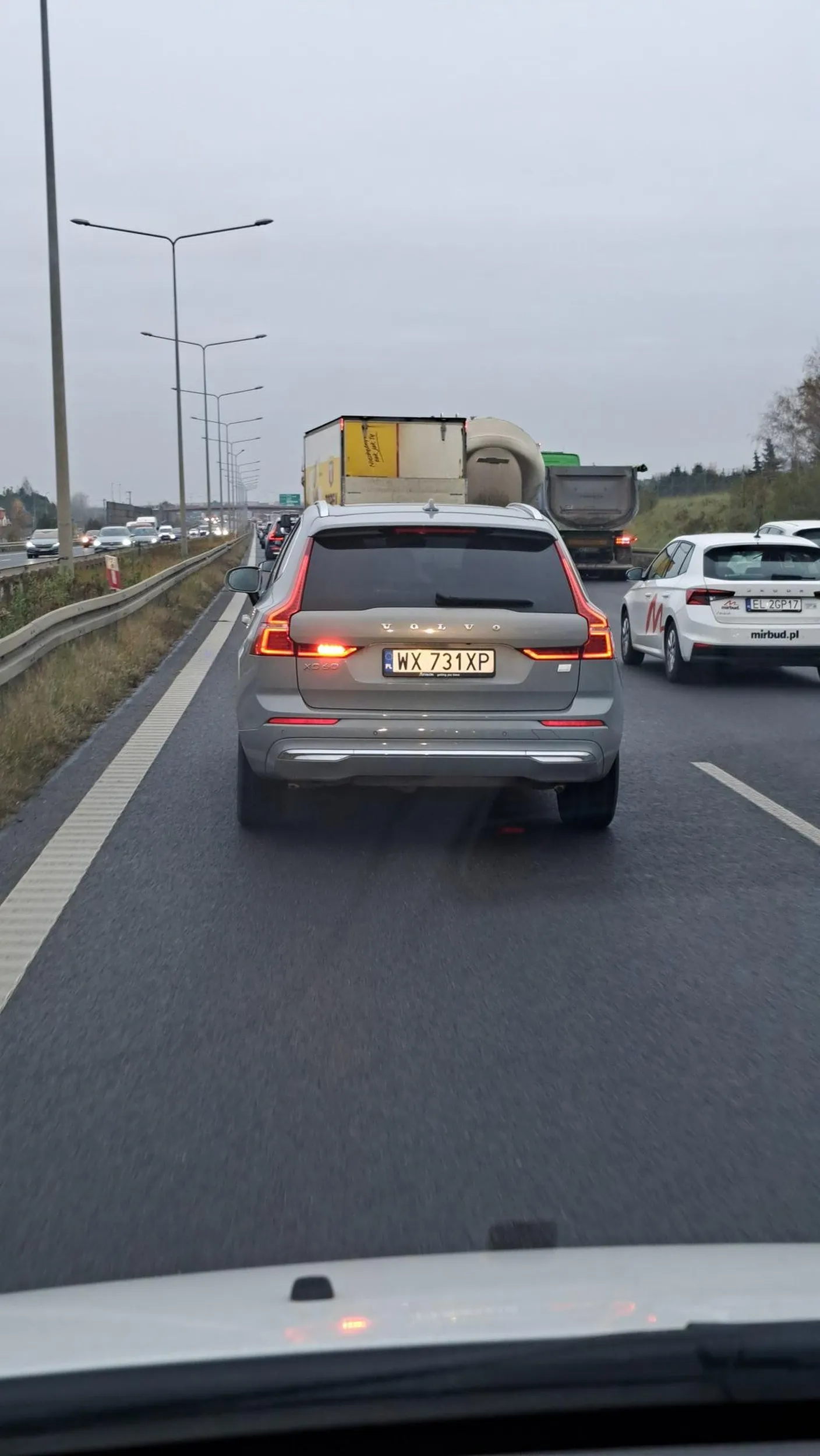 W korku wpycha się chamsko wymuszając i niemal taranując prawidłowo jadące pojazdy. A na dodatek oślepia przeciwmgielnymi.