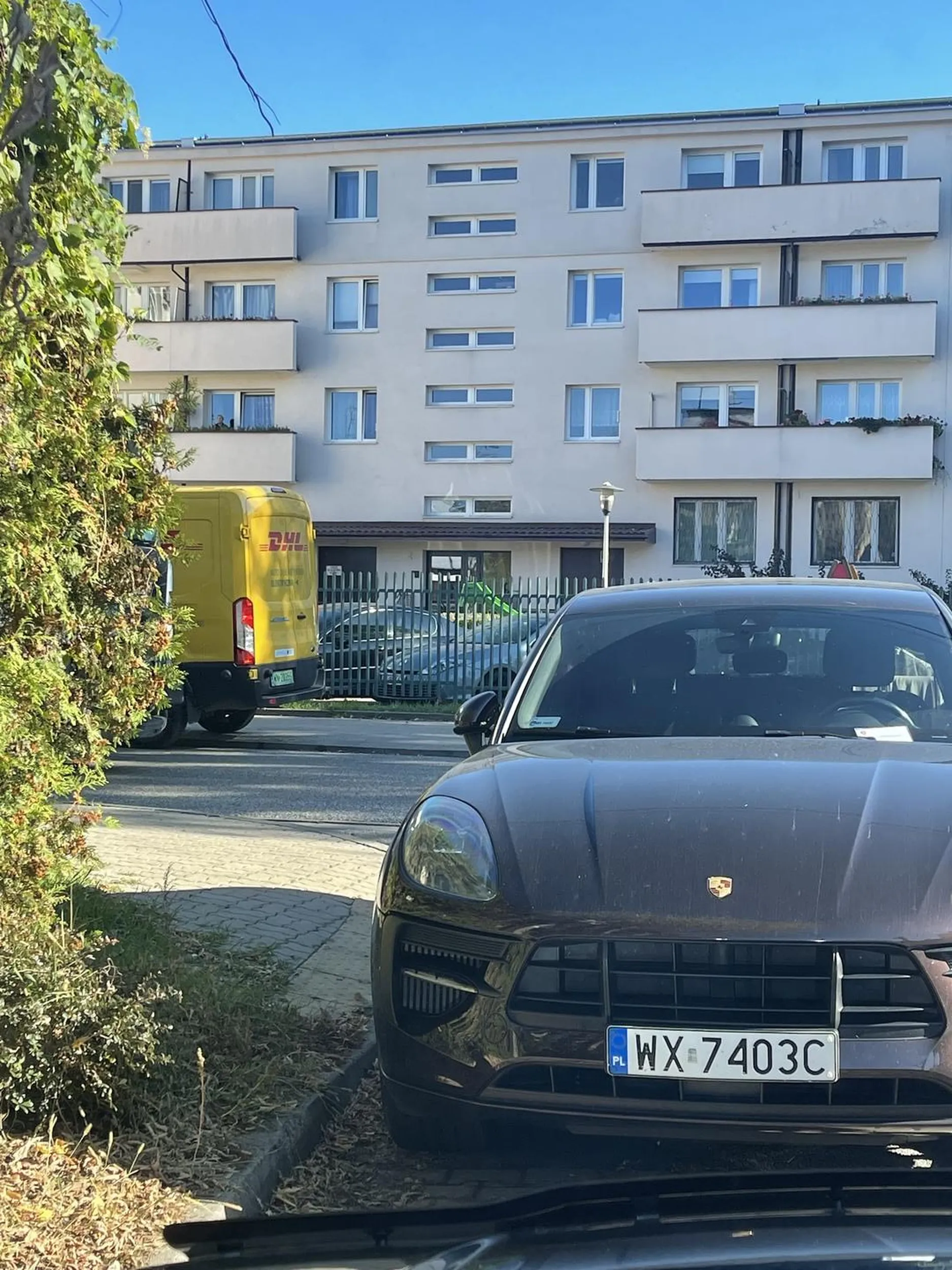 Myśli że może wszędzie parkować bo ma kasę. Przez niego śmieciarka nie mogła wjechać na ulicę bo stanął na przejściu. Również powoduje zagrożenie gdyż nie widać czy coś wyjeżdża z ulicy