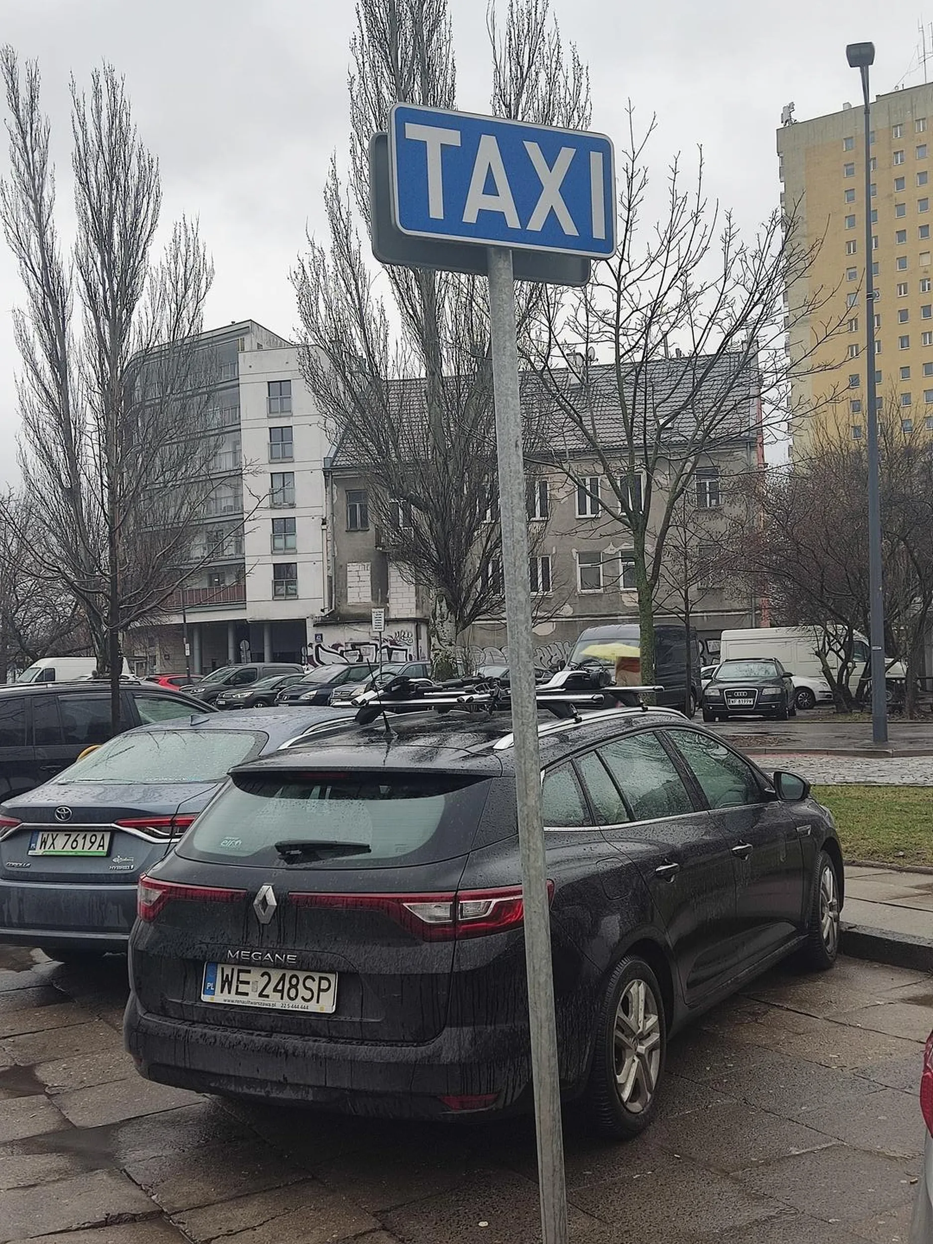 Udaje taksówkę parkuję na postoju dla taksówek