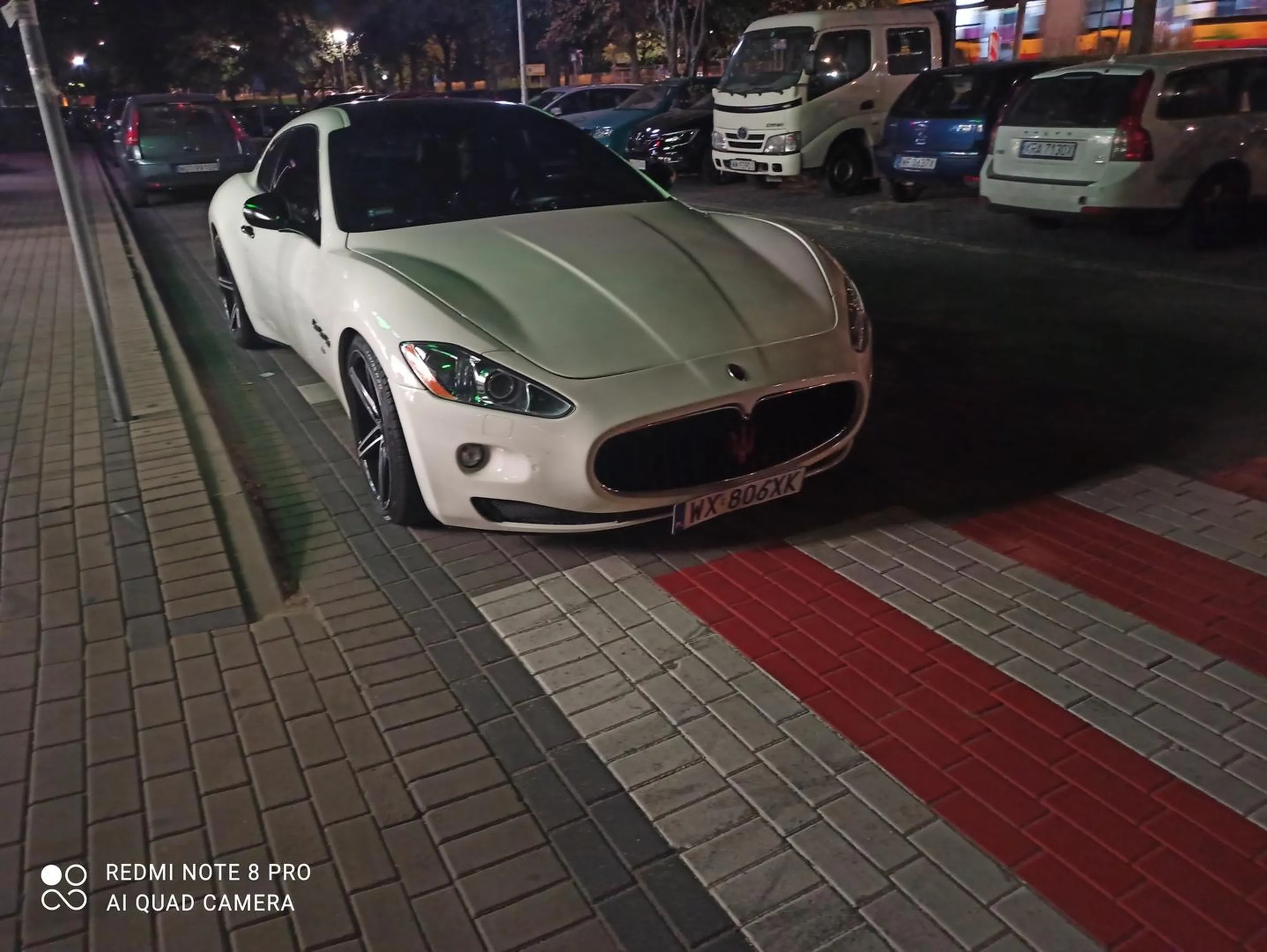 Ładnie parkuje, prawie jak na egzaminie?