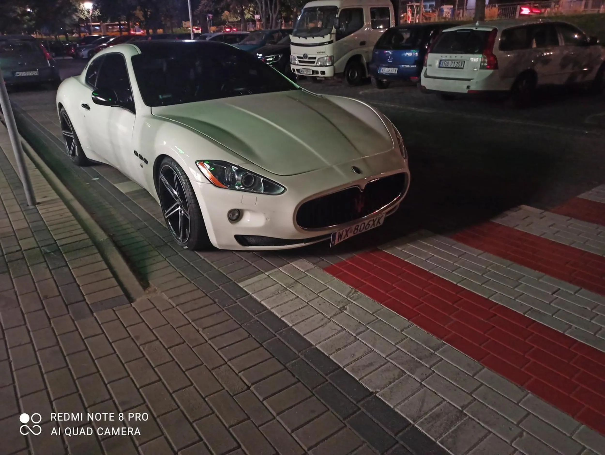 Ładnie parkuje, prawie jak na egzaminie?