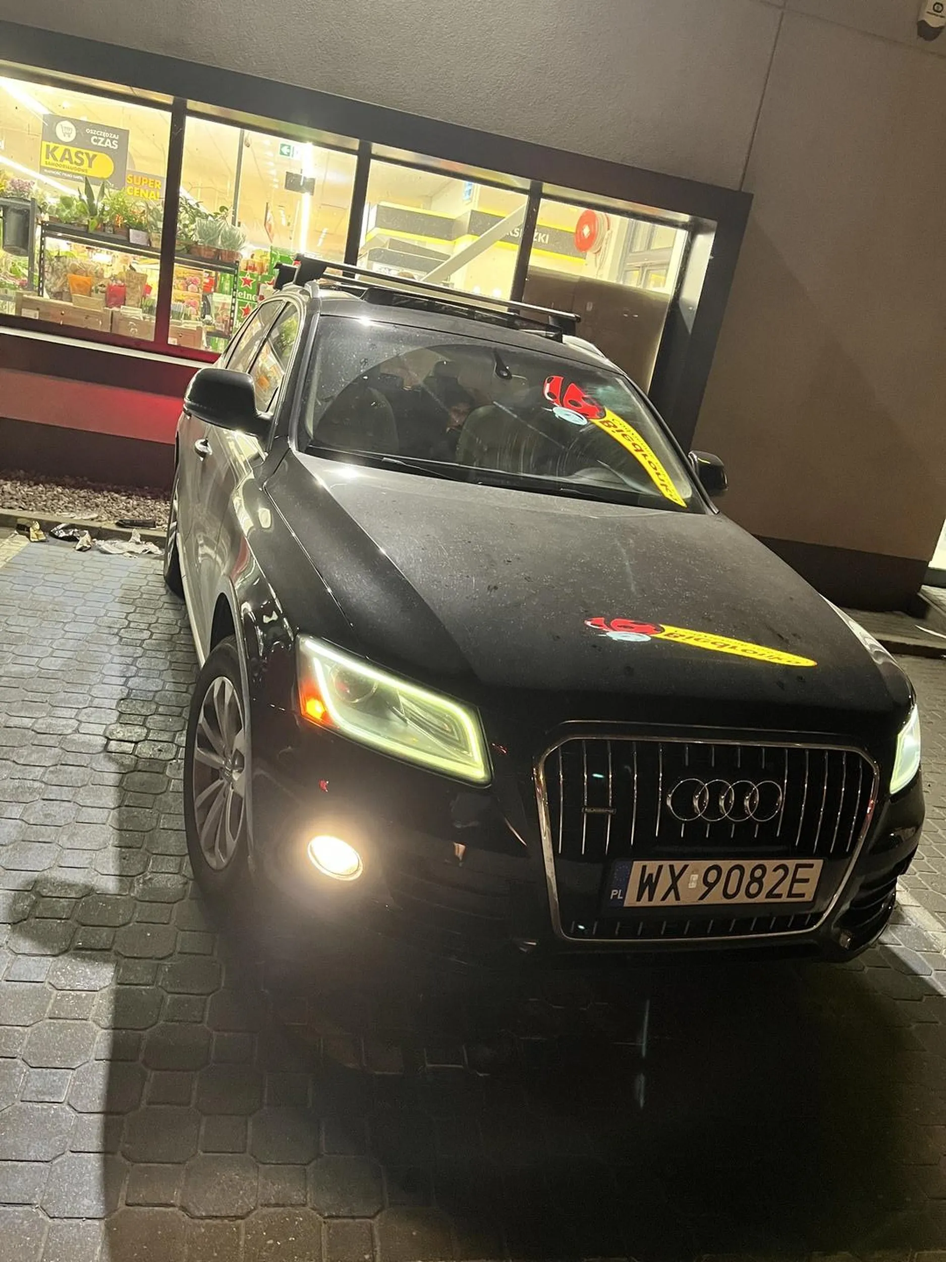 Blond Paniusia parkuje na miejscu dla osób niepełnosprawnych, nie wyciąga karty i idzie na zakupy do Biedronki…