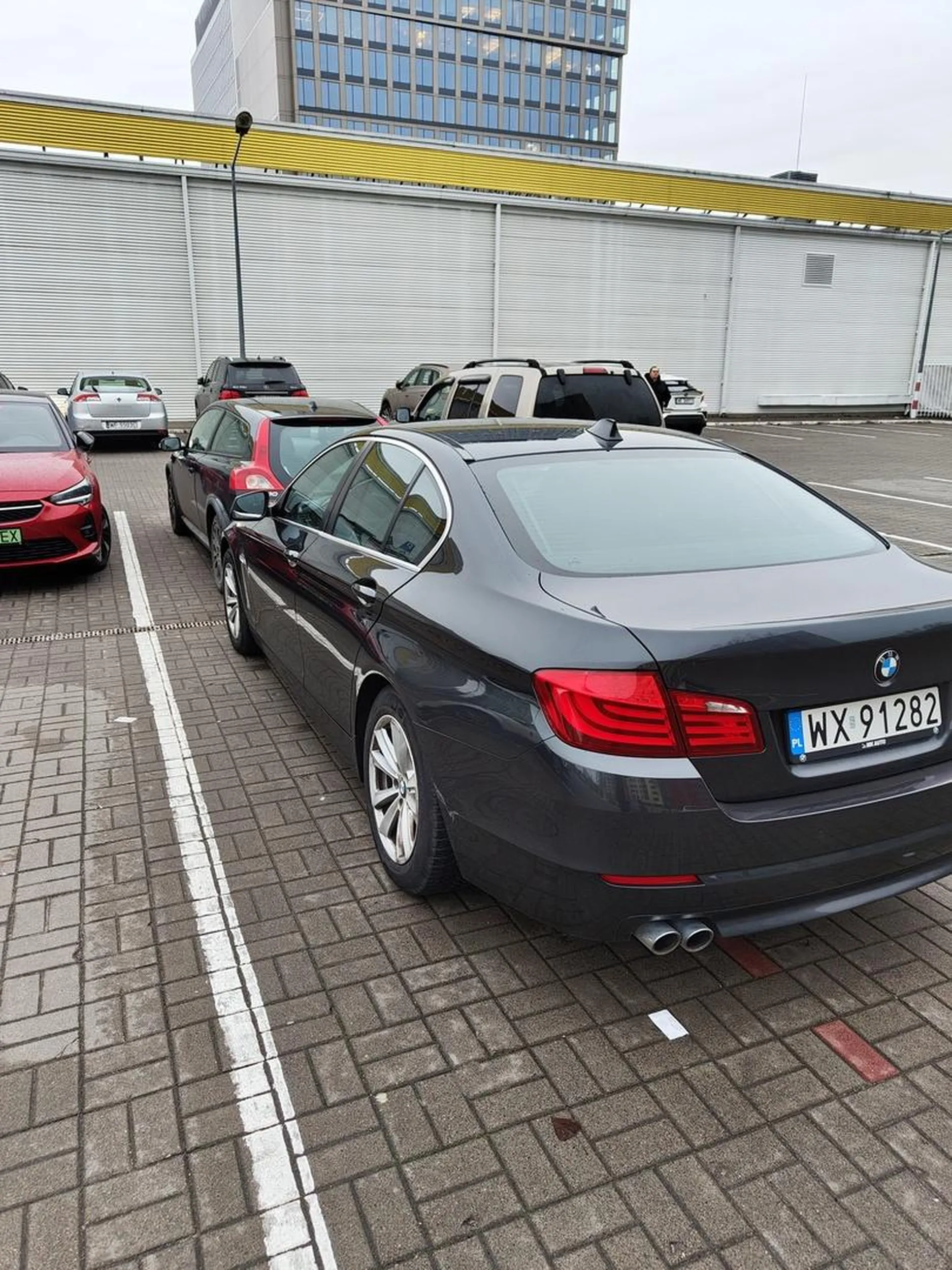 Ewidentnie lubi zbliżenia. Drogi kierowco, marka auta nie upoważnia do parkowania jak...no wiesz:)