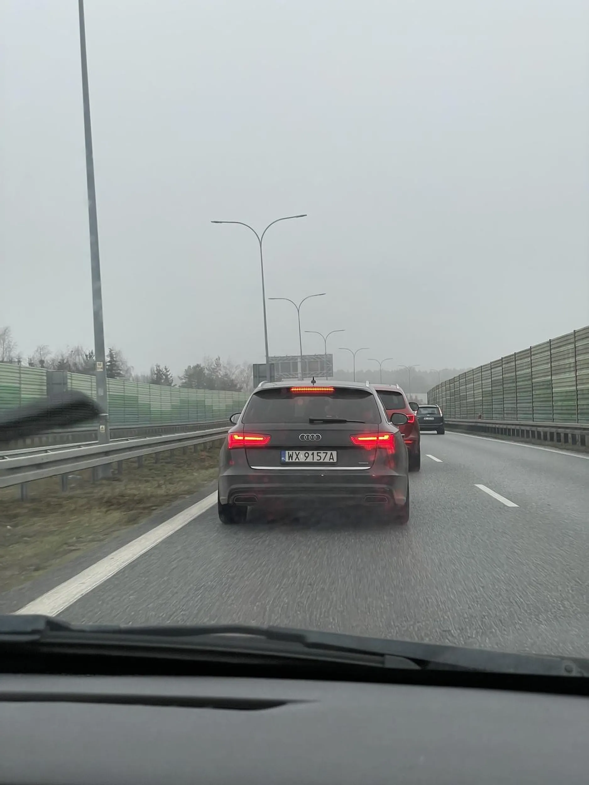 Niespełna rozumu kobieta która przy deszczowej pogodzie wjeżdża dosłownie przed zderzak. Zero myślenia, wyprzedzanie prawym pasem gdzie lewy i tak jedzie 20-25 powyżej limitu. Niebezpieczna i odmóżdżona.