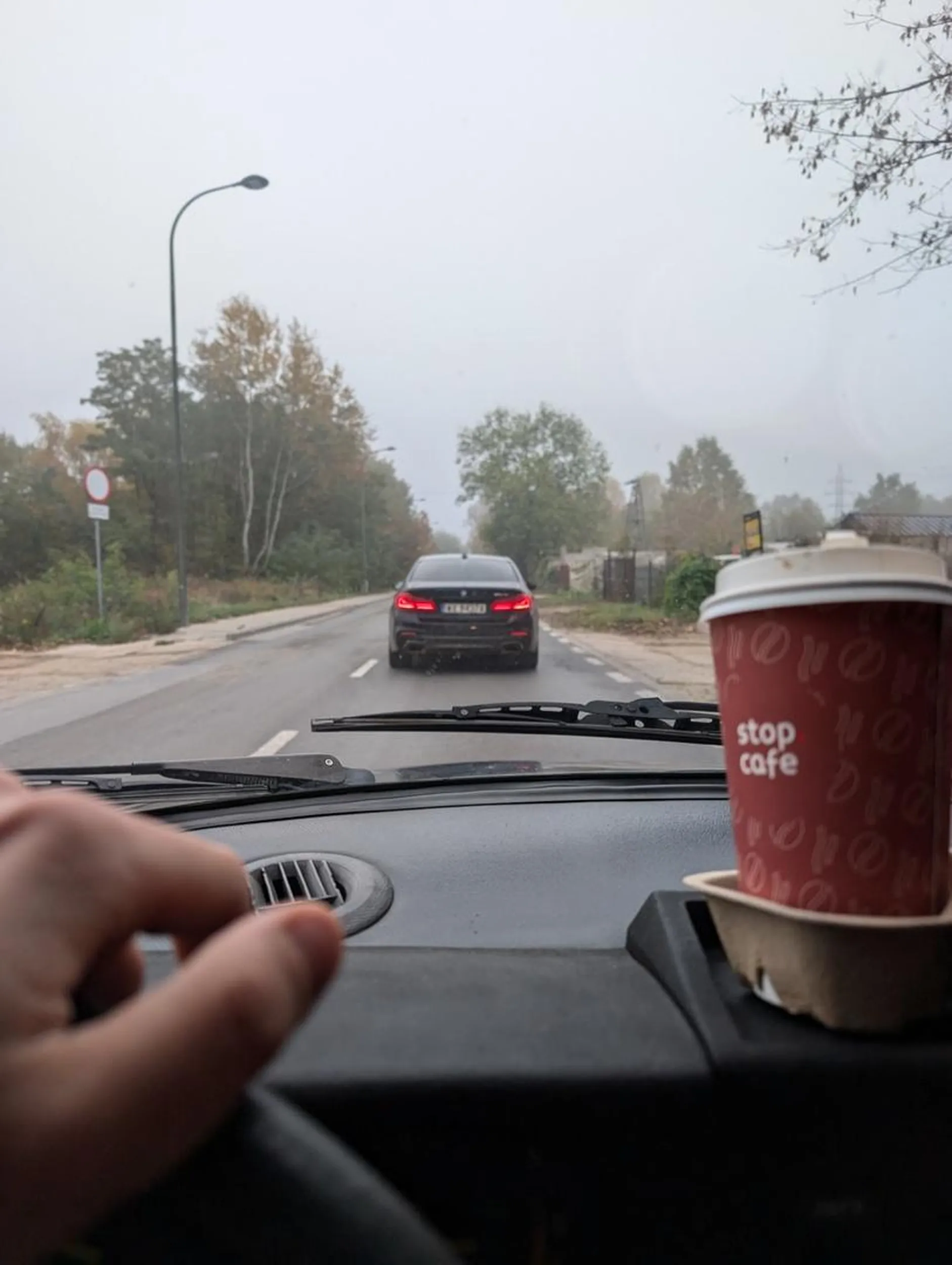 Kompletny pajac, wyprzedza auta stojące w korku na jednopasmówce przy tym często ledwo unikając czołówki wymuszając wjazd na pas