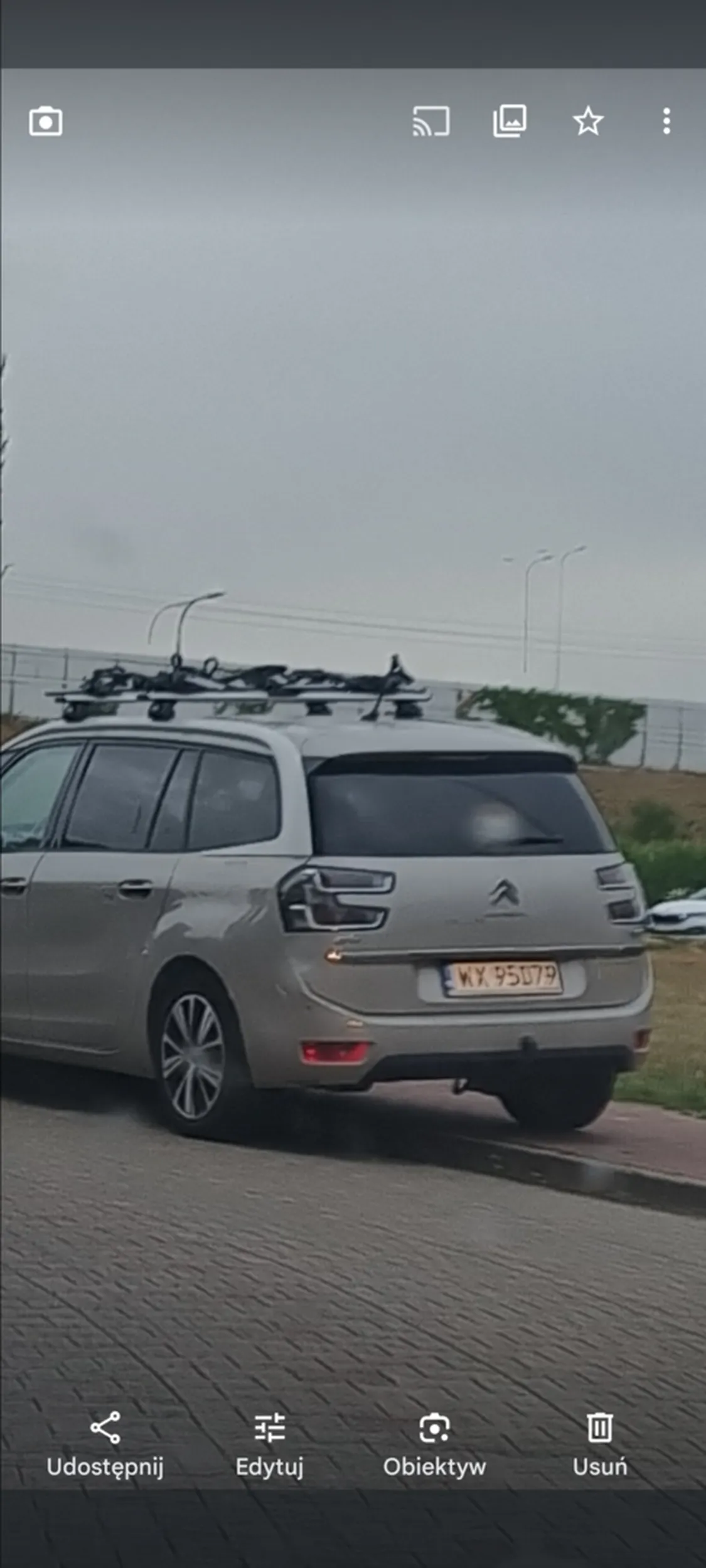 Nielegalne parkowanie na zakazie zatrzymywania się i postoju na chodniku