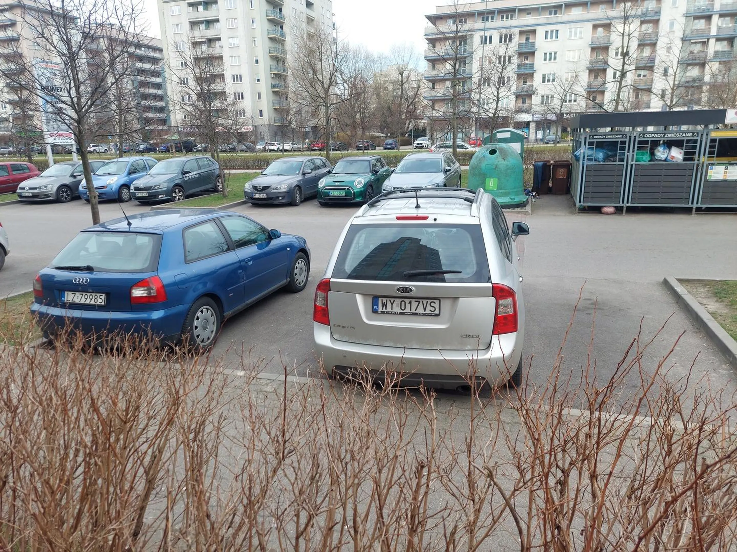 stanąłbyś przy krawężniku, a nie wjeżdżasz na środek i zajmujesz dwa miejsca