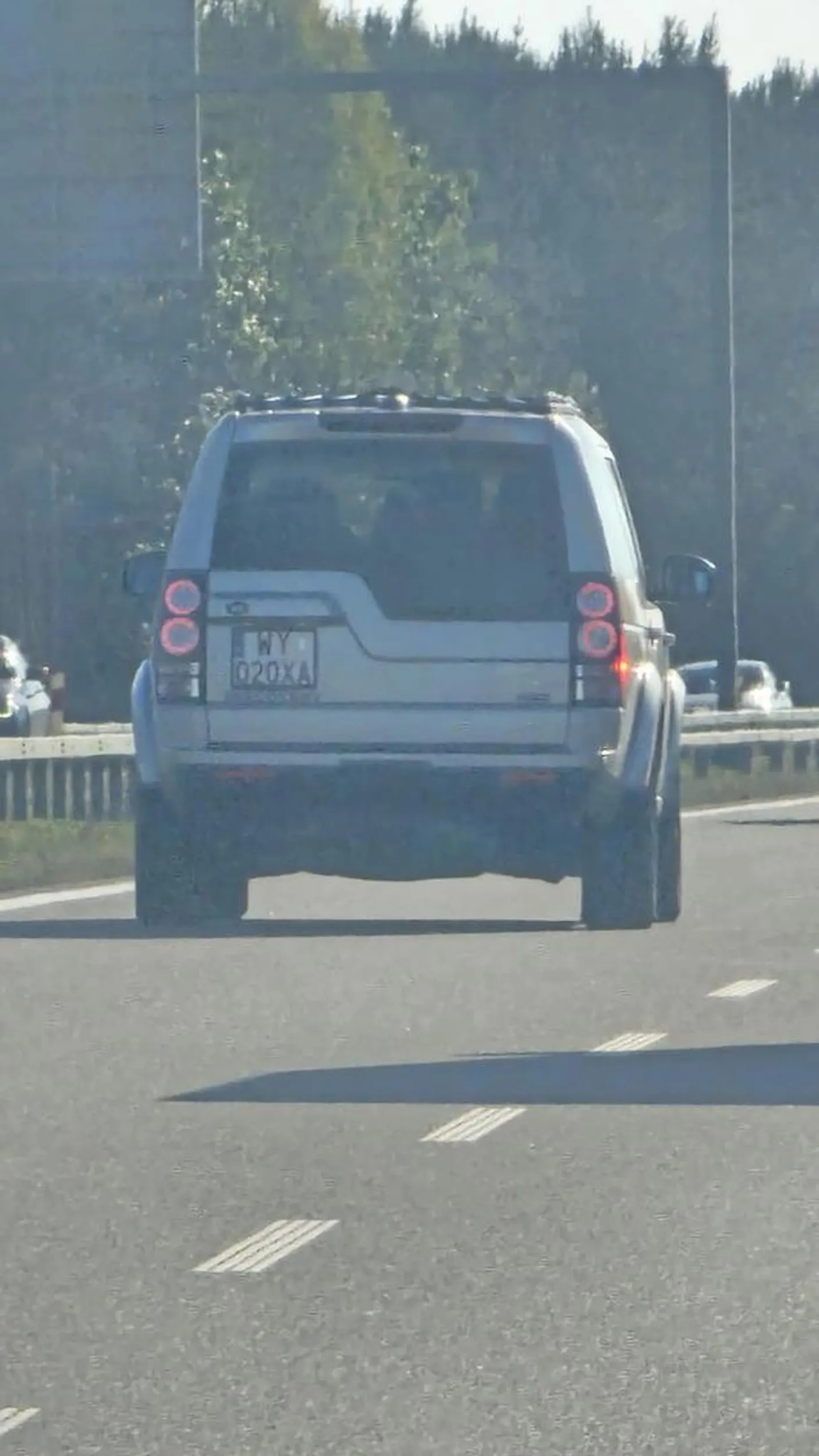 Jechałem najpierw za, później przed i na koniec długo za Panią na trasie s7 od około Grójca aż do Skarżyska. Muszę powiedzieć, że prawdziwy mistrz lewego pasa. Choć jechała dosyć szybko około 140km/h t nie dawała nie wyprzedzić nikomu. Przez około 80 km wspólnej jazdy, widziałem Panią może ze 4 razy na kilka sekund na prawym pasie. Dodam też, iż miała kilka chwil silniejszej jazdy, podczas której nie udało mi się jej wyprzedzić lewym pasem i musiałem zrobić to prawym...