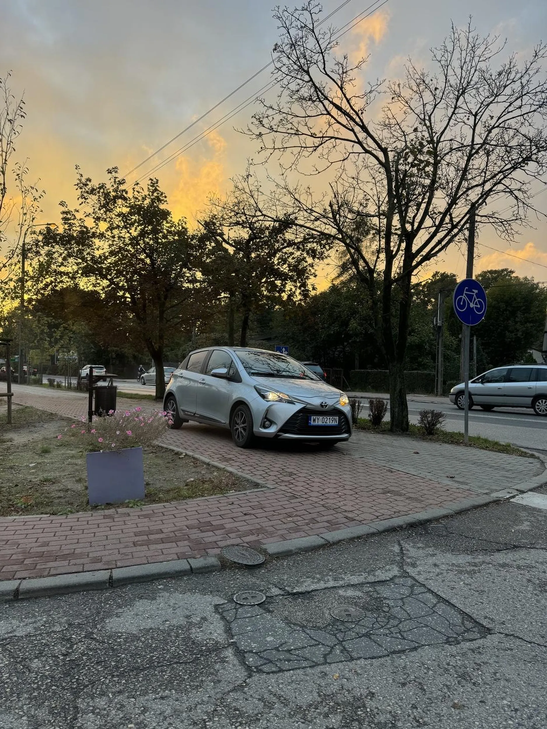 jazda po wzdlug po chodniku i sciezce rowerowej. Gratuluje