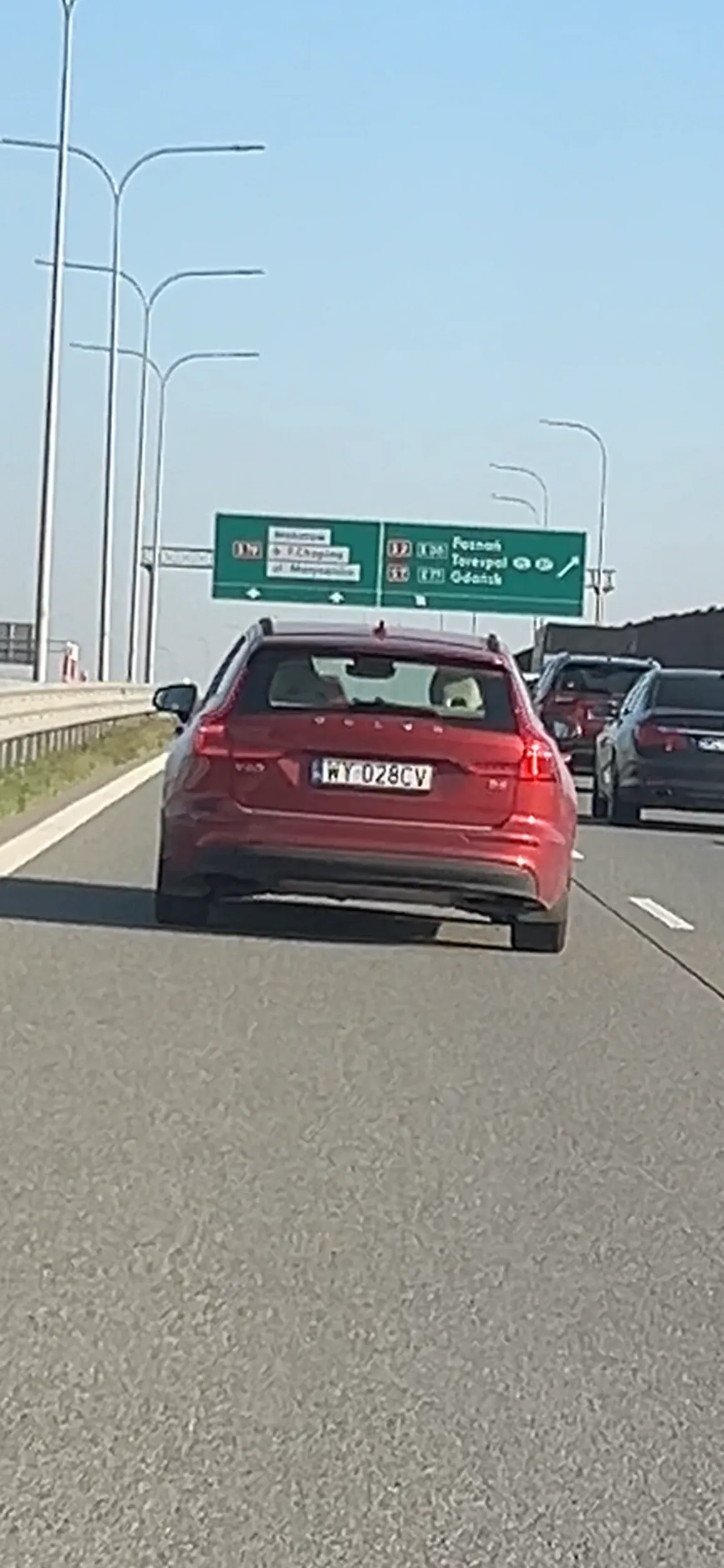 Ty patałachu w okularach ślepy, kto ci dał prawo jazdy. Na zjeździe na S7 wleczesz się 35 km/h, wyprzedzam ciebie a ty przyśpieszasz.