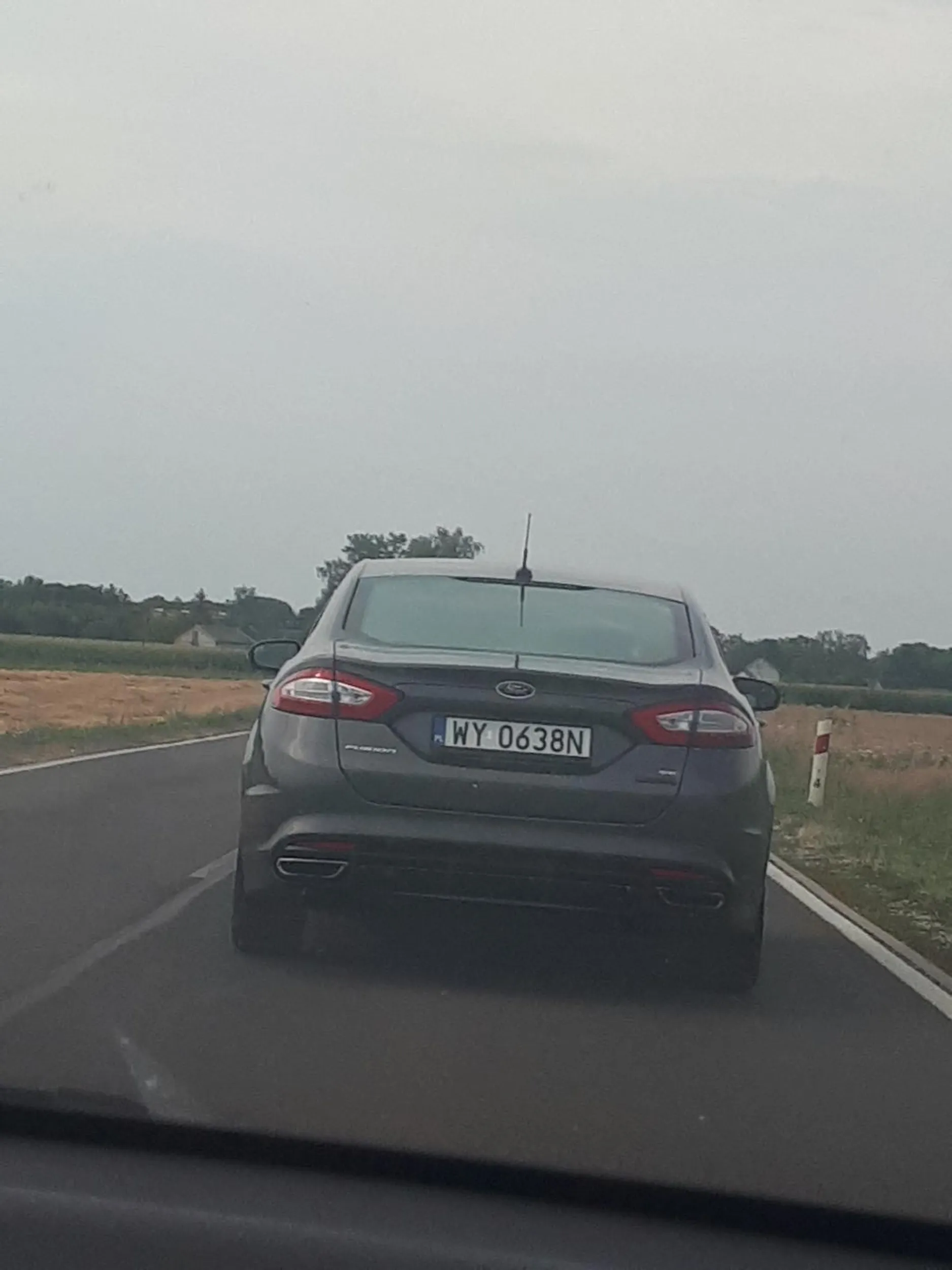 Kierowca wyprzedza, mimo tego że kierowca przed nim też to robi na drodze jednopasmowej. Wymusza zjechanie z powrotem na pas. Następnie celowo jeździ wolniej