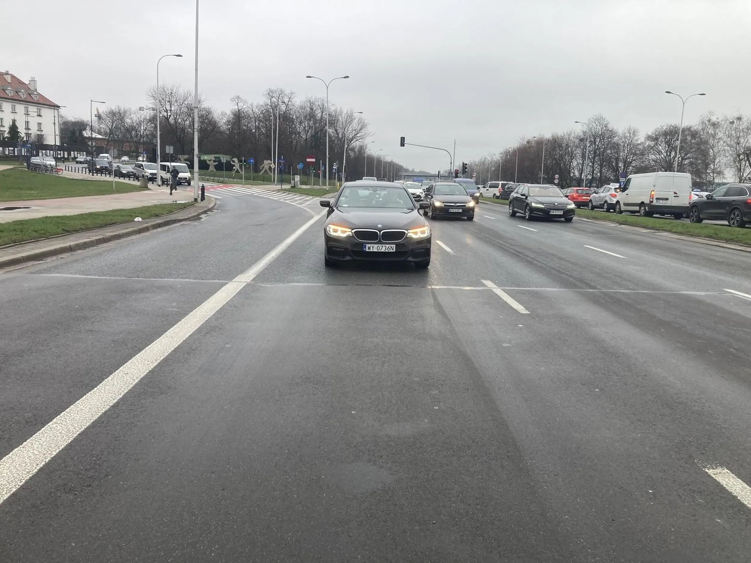 Byłam świadkiem jak kierowca BMW bez kierunkowskazu zjechał na sąsiedni pas ruchu przecinając linię ciągłą. Staranował inne auto, całe szczęście tyko jedno bo mogło być gorzej. Zablokował skrzyżowanie i latał z telefonem obrażając poszkodowanego kierowcę. Próbował nawet bić ale jedynie się ośmieszył przed szerszą publicznością. Powinien dostać manto za głupotę i chamstwo jednak kierowca staranowanego auta oszczędził tego głupca z cyrku. Stereotyp kierowcy BMW nie bierze się z nikąd.