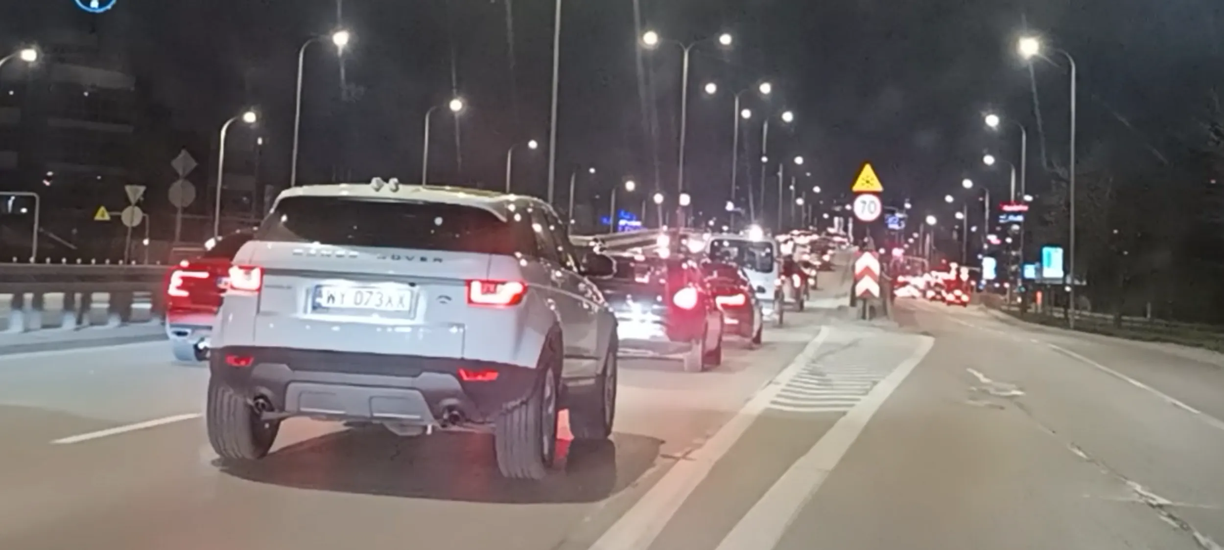 Skręcił na lewy pasy mimo, że była  linia ciągła i to w bardzo dużym ruchu. Mógł doprowadzić do katastrofy w ruchu drogowym.