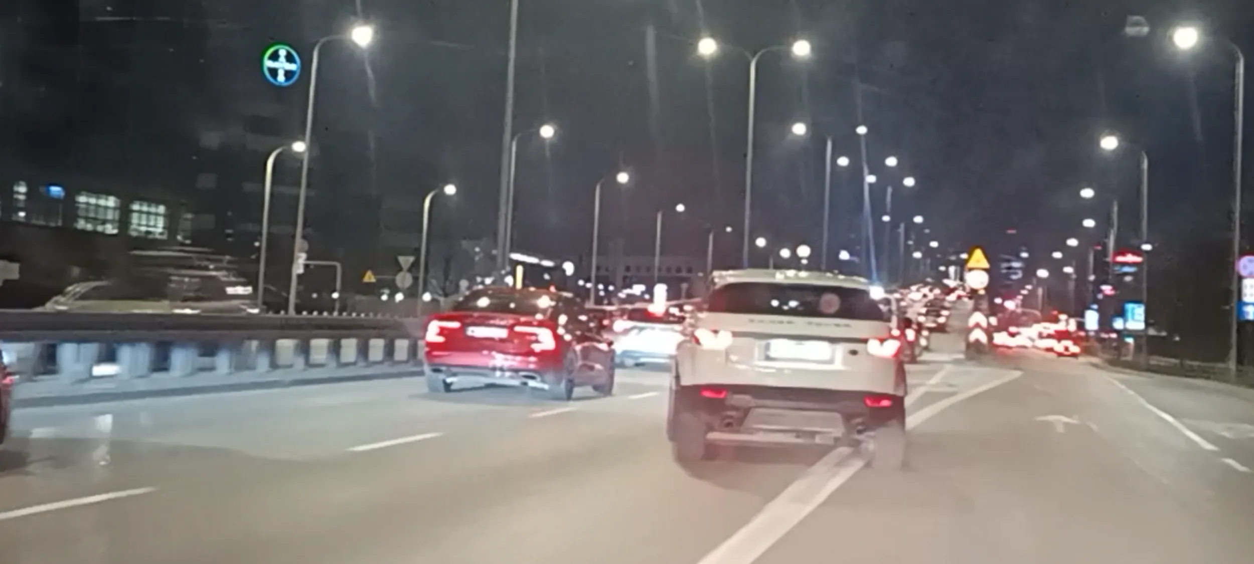 Skręcił na lewy pasy mimo, że była  linia ciągła i to w bardzo dużym ruchu. Mógł doprowadzić do katastrofy w ruchu drogowym.