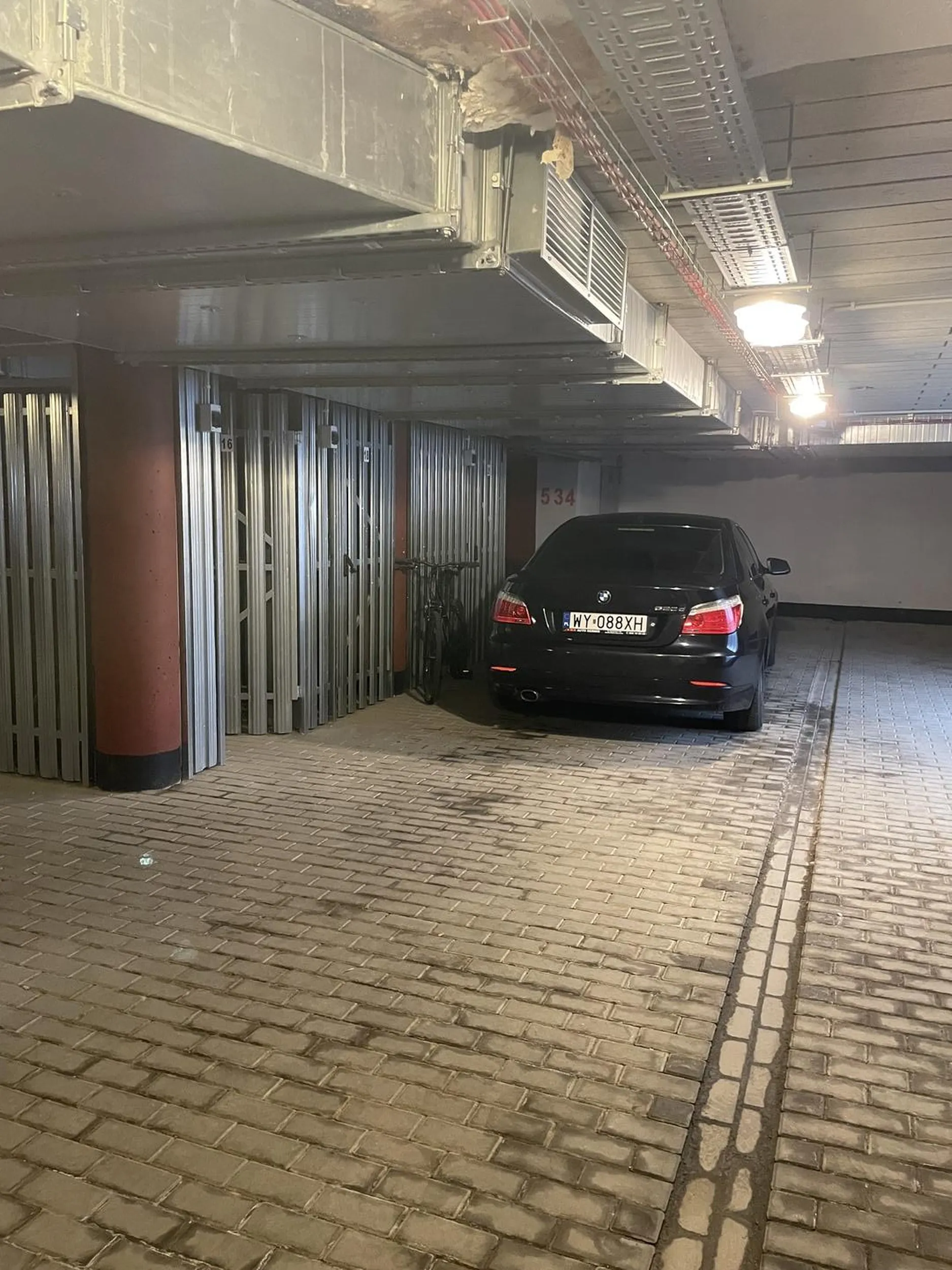 Kierowca nie umie parkować na swoim miejscu w garażu podziemnym w bloku, bo za wąsko, więc zastawia ludziom komórki garażowe. Po zwróceniu uwagi w zemściejego kolega stawia swoje BMW  i zastawia prywatne miejsca parkingowe.