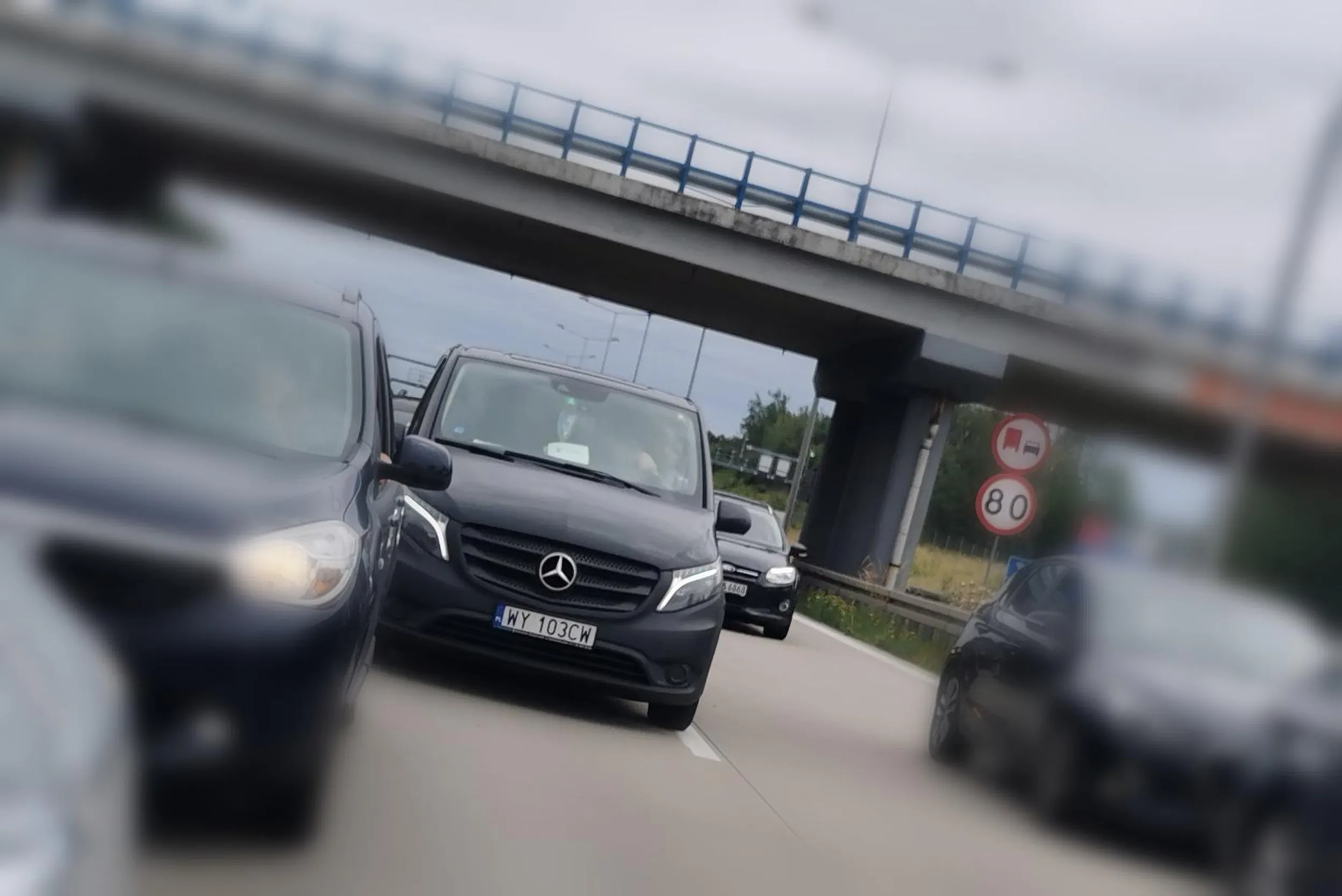 Tak dla niektórych wygląda korytarz ratunkowy w korku.