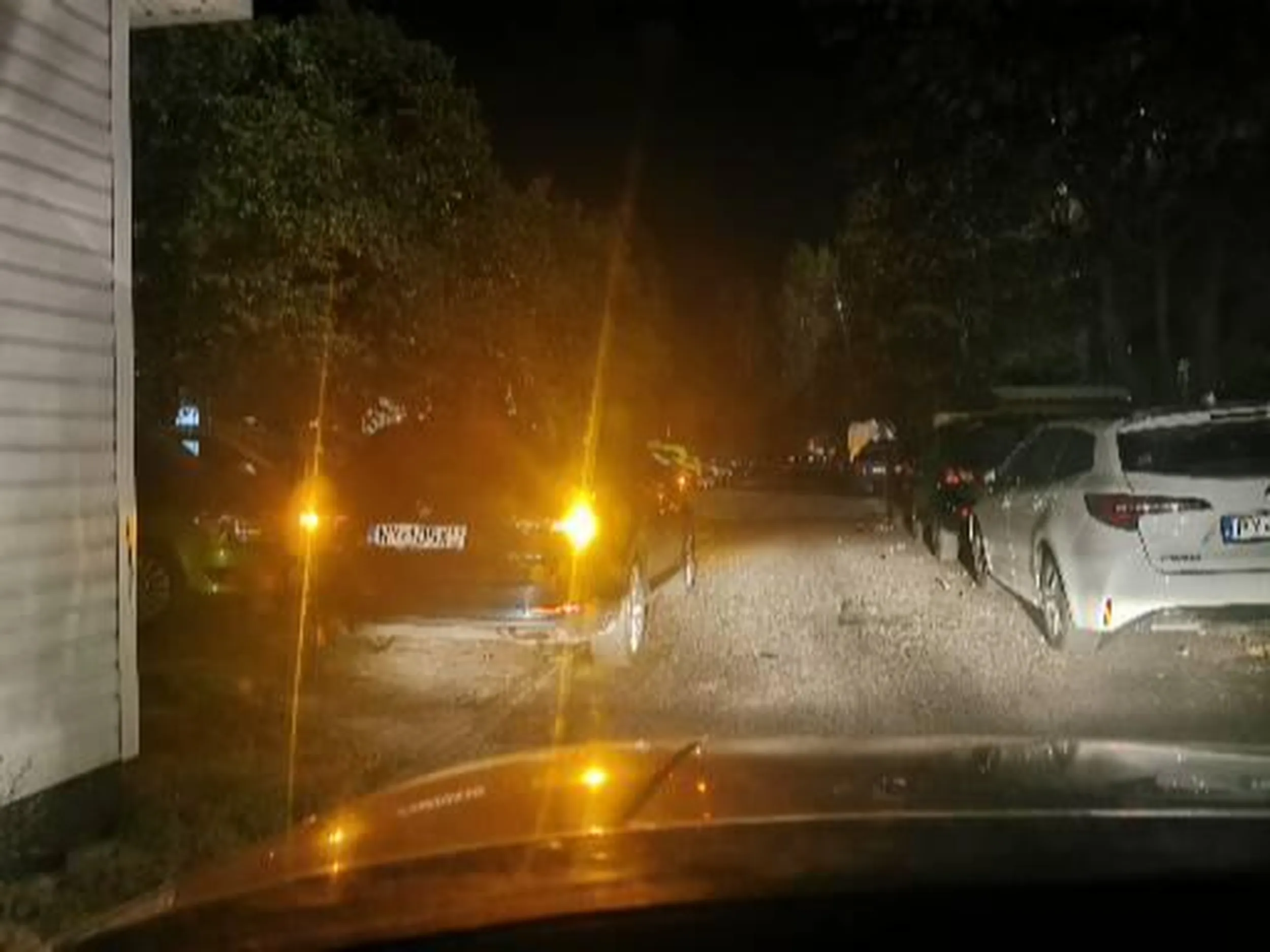 Tak się zastawia wyjazd 3 autom oraz blokuję przejazd. W środku oczywiście pusto, podejrzewam że także w głowie tego osobnika