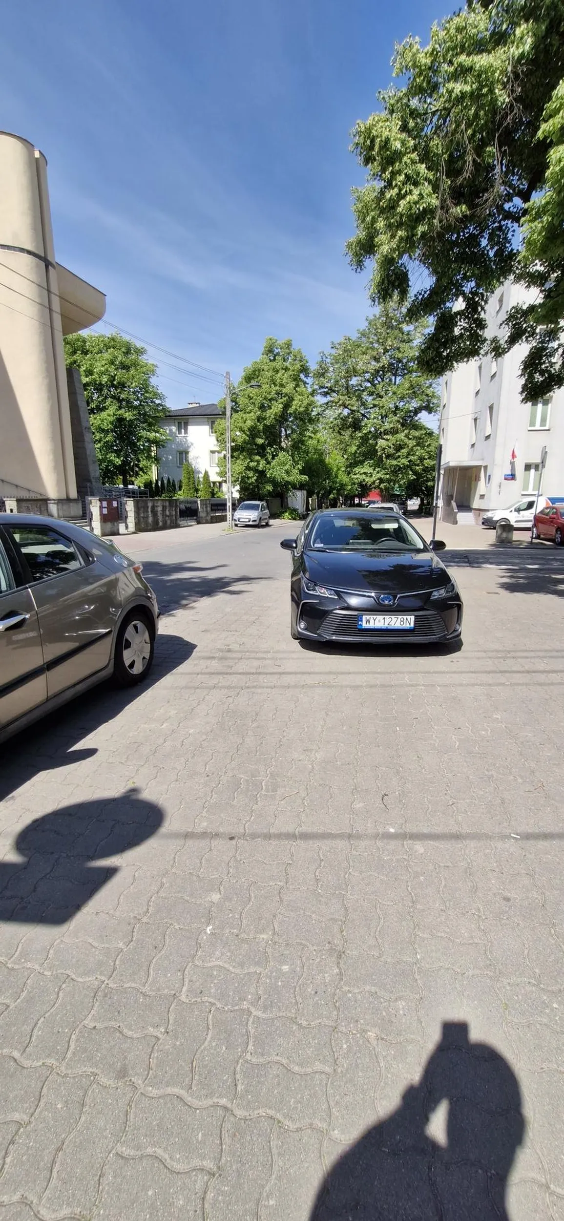 Chodnik, środek skrzyżowania..  ważne że się zaparkowało..