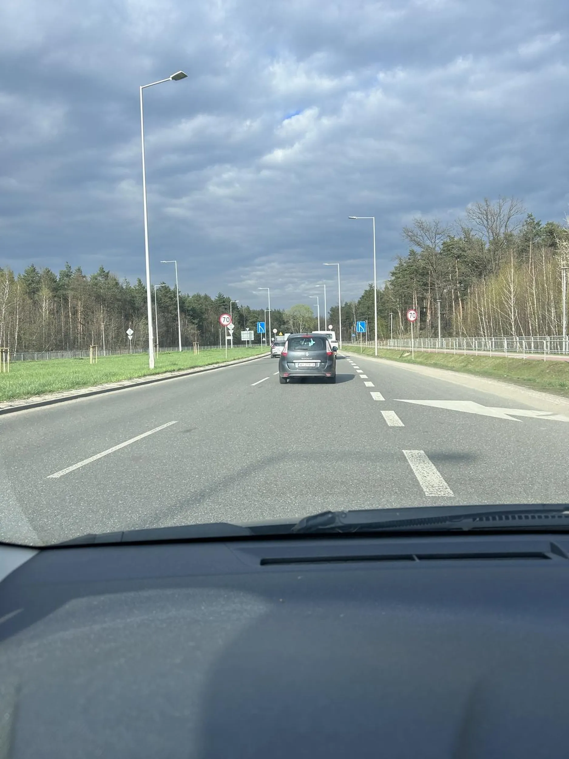 Troche życzliwości tępa pało, przez takich jak ty są wypadki; życze ci żebyś spotykał na drogach tylko takie mendy jaką ty jesteś (a chyba każdy musi od czasu do czasu zmienić pas, nawet takie szuje jak ty); hatfu i pamiętaj: karma wraca