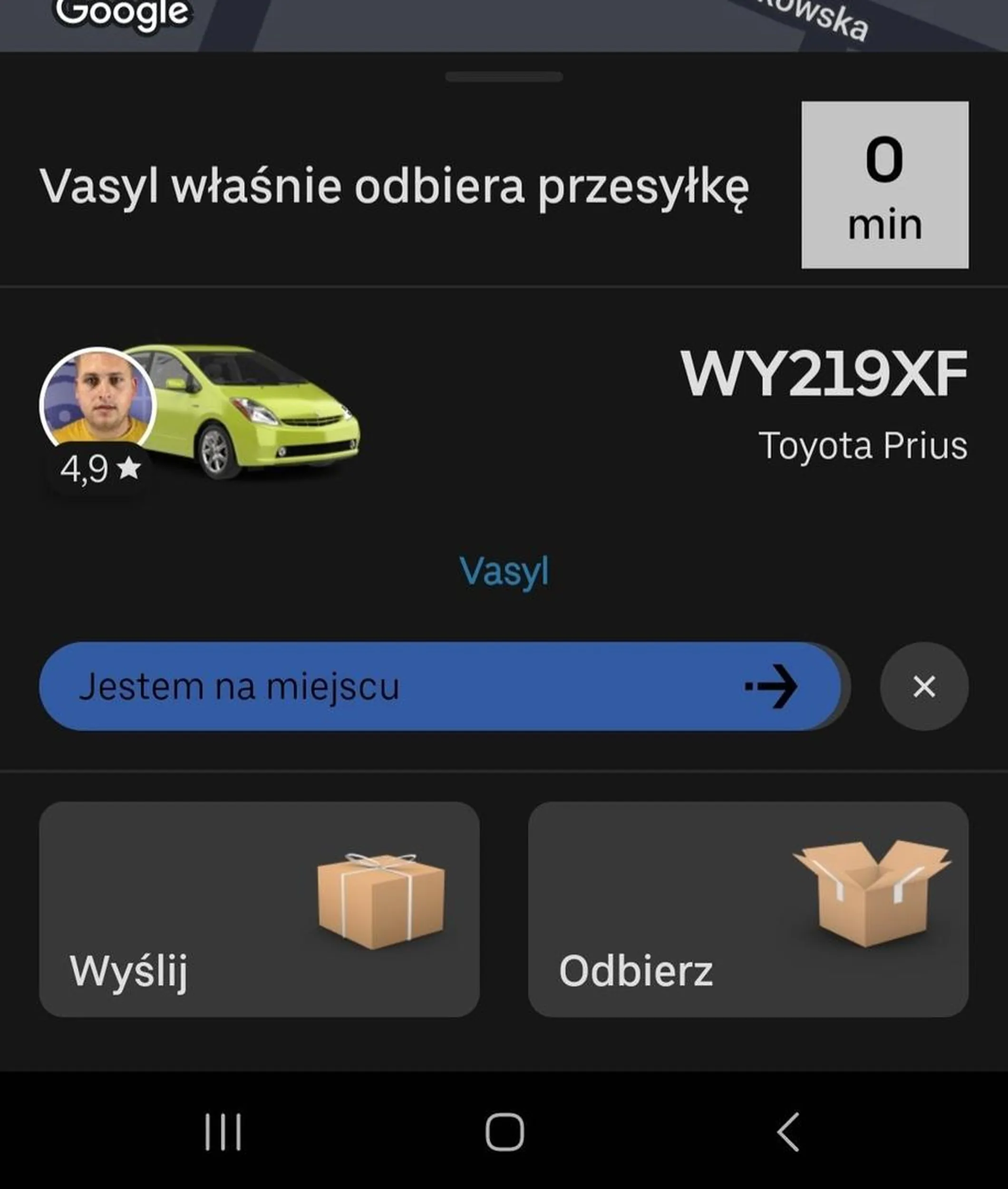 Rusek który ma za duże ego i za małą wiedzę o Warszawie by nie odróżnić nazw ulic i przyjąć uwagę że stanął nie na tam gdzie trzeba. Jak dziewczyna otworzyła drzwi i włożyła torbę na siedzenie tłumacząc "czemu pani tak długo szła?" Po odpowiedzi że pomylił Pan ulice. Zaczął się wydzierać po rosyjsku wygrazac wyrzucił z auta razem z torbą  prosto w kałuże zaczął odjeżdżać z otwartymi drzwiami (prawie rozjeżdżając pasażerkę i trącając ją drzwiami), oraz prawie potrącił auto na przeciwko na pełnej kurwie. Koleś chyba państwa pomylił bo jak chce się napierdalać to może wracać do siebie na front a nie na uberze rozjeżdżać kobiety. Jak zobaczycie od razu reagujcie ‼️‼️