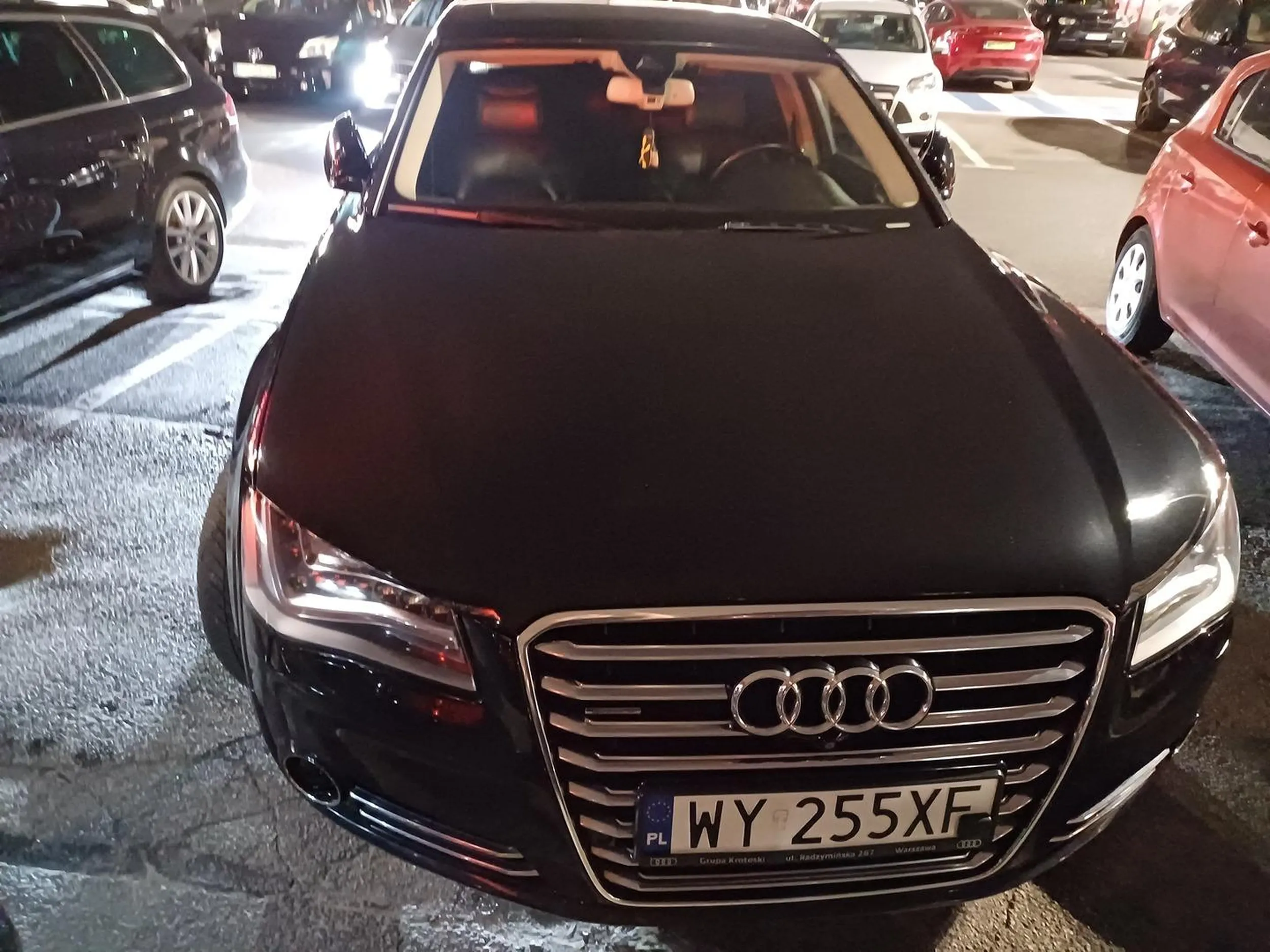 Kolejny warszawski Janusz z upośledzeniem parkingowym. Brak umiejętności parkowania na jednym miejscu więc stawia grata w poprzek.