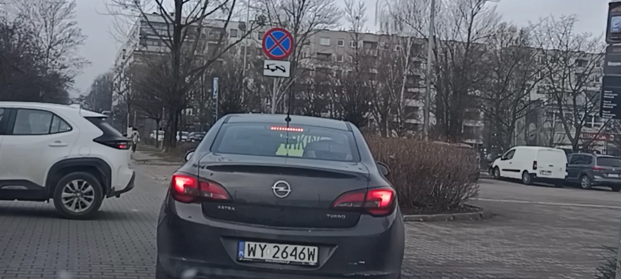 Kierowca z tego Opla  to zawalidroga i stał tak sobie 5 minut blokując mi przejazd i samochodom za mną a wystarczyłoby aby objechał to biale auto z prawej strony przez parking i pojechał dalej drogą prosto. Bezmyślność.