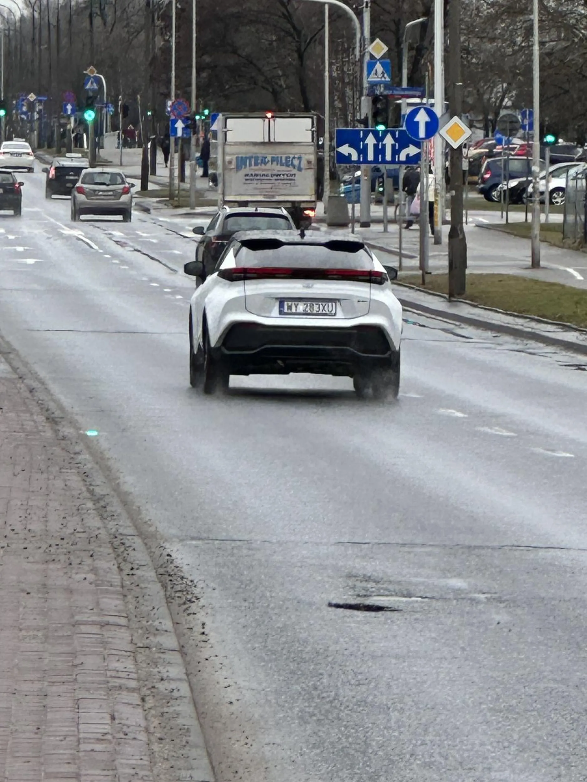 Kierujący nie ustąpił pierwszeństwa pieszemu na przejściu na skrzyżowaniu ul. Fieldorfa i Perkuna w Warszawie, przy zielonym świetle dla pieszego, nieomal go rozjeżdżając.