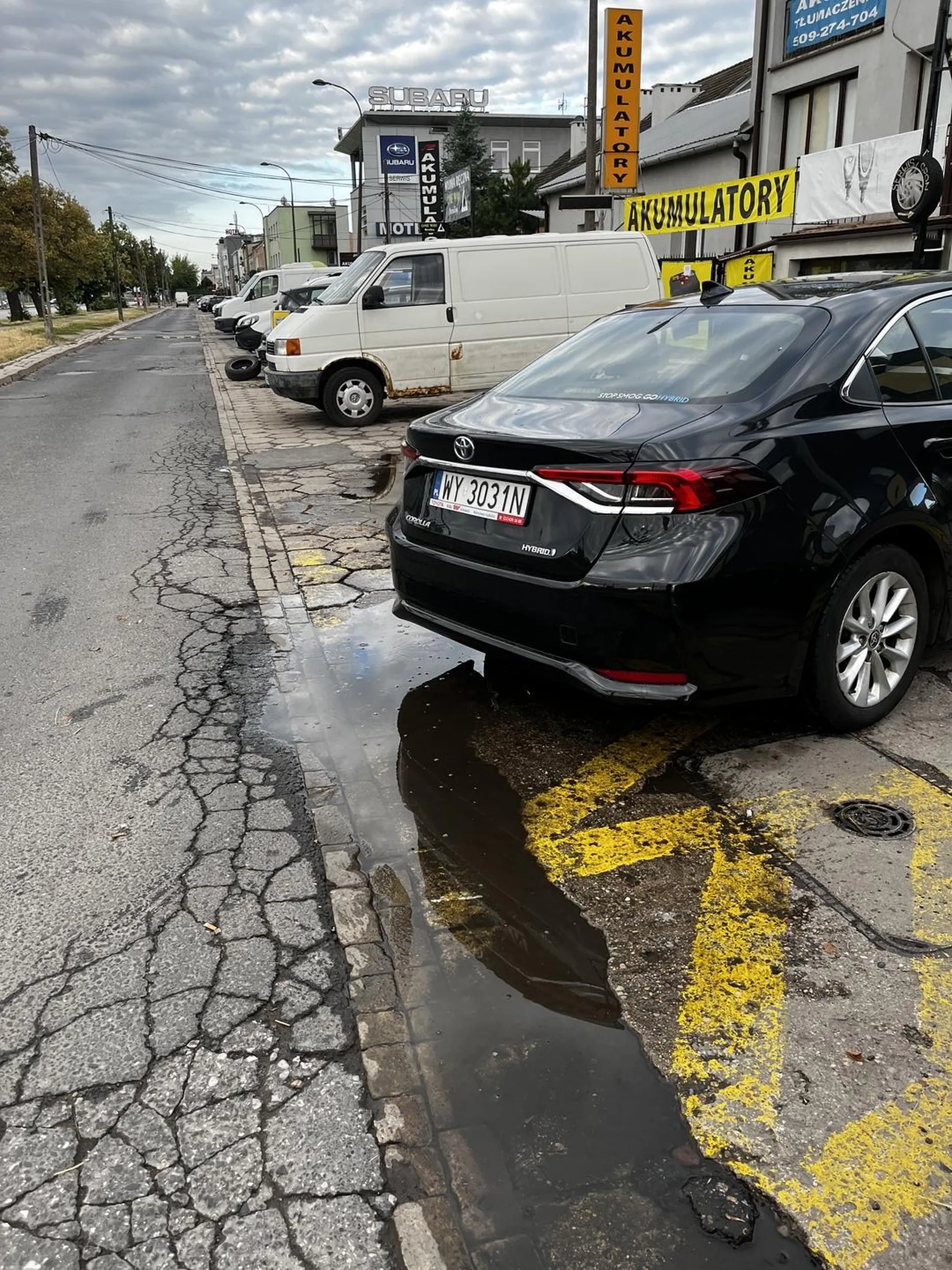 Kierowca agresywny, niebezpieczny, najpierw przejezdza po stopach a potem wyskakuje a auta z morda. Czlowiek niestabilny, zdecydowanie niebezpieczny - grozi i rzuca inwektywy nawet bez podejmowania z nim komunikacji