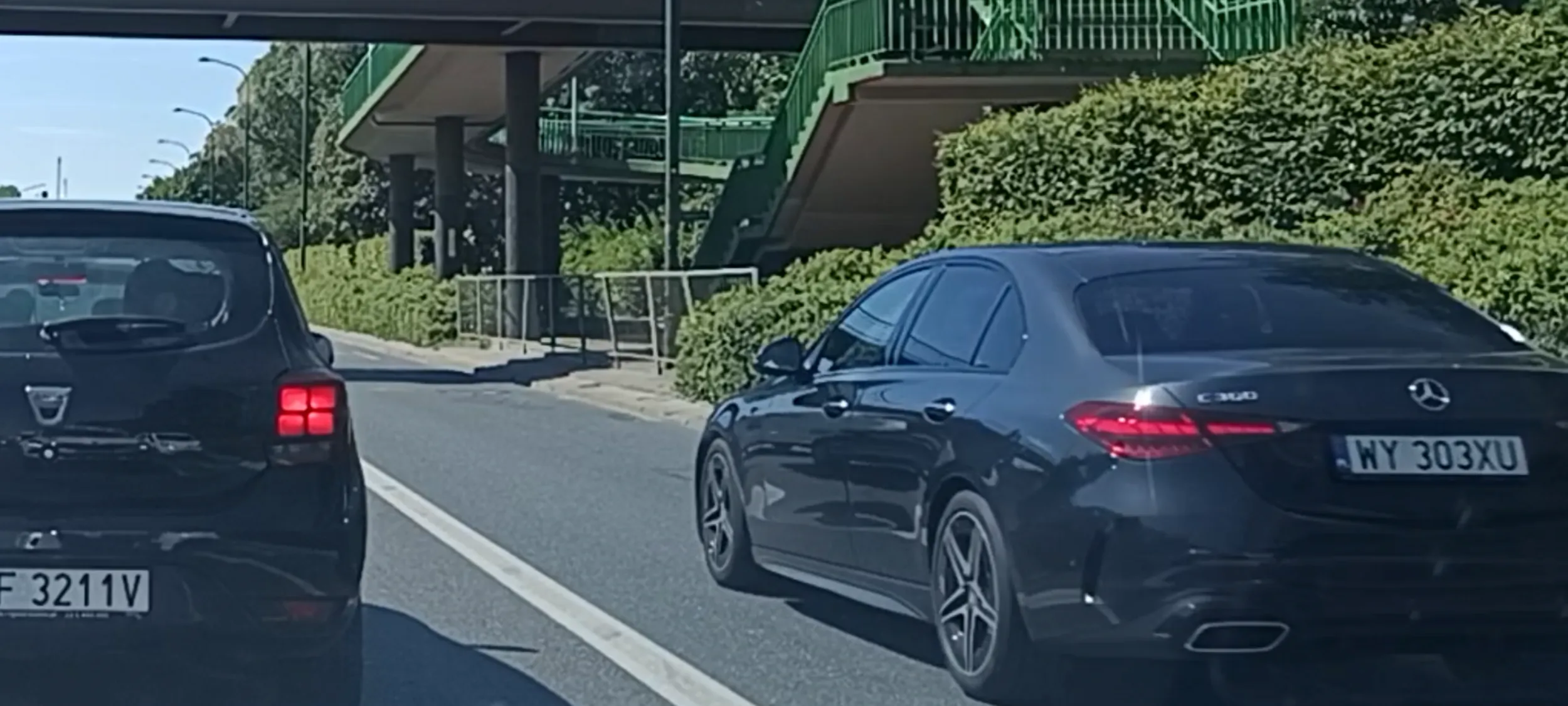 Bandyta drogowy jeździ bus pasem, bo ma prawo w D.e