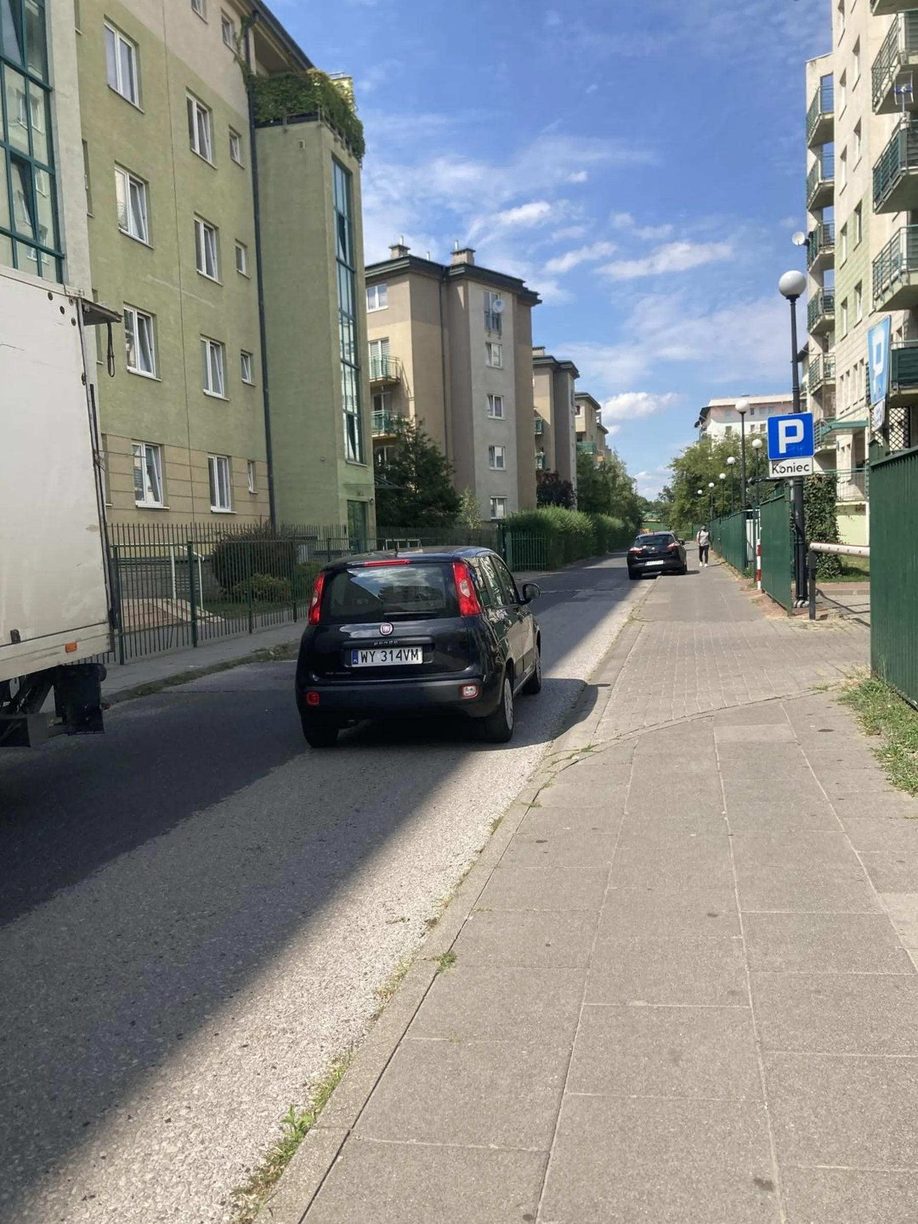 Kretyn nie ustępuje pieszym miejsca na przejściu dla pieszych ! O mało co nie potrącił rodziny z dzieckiem !