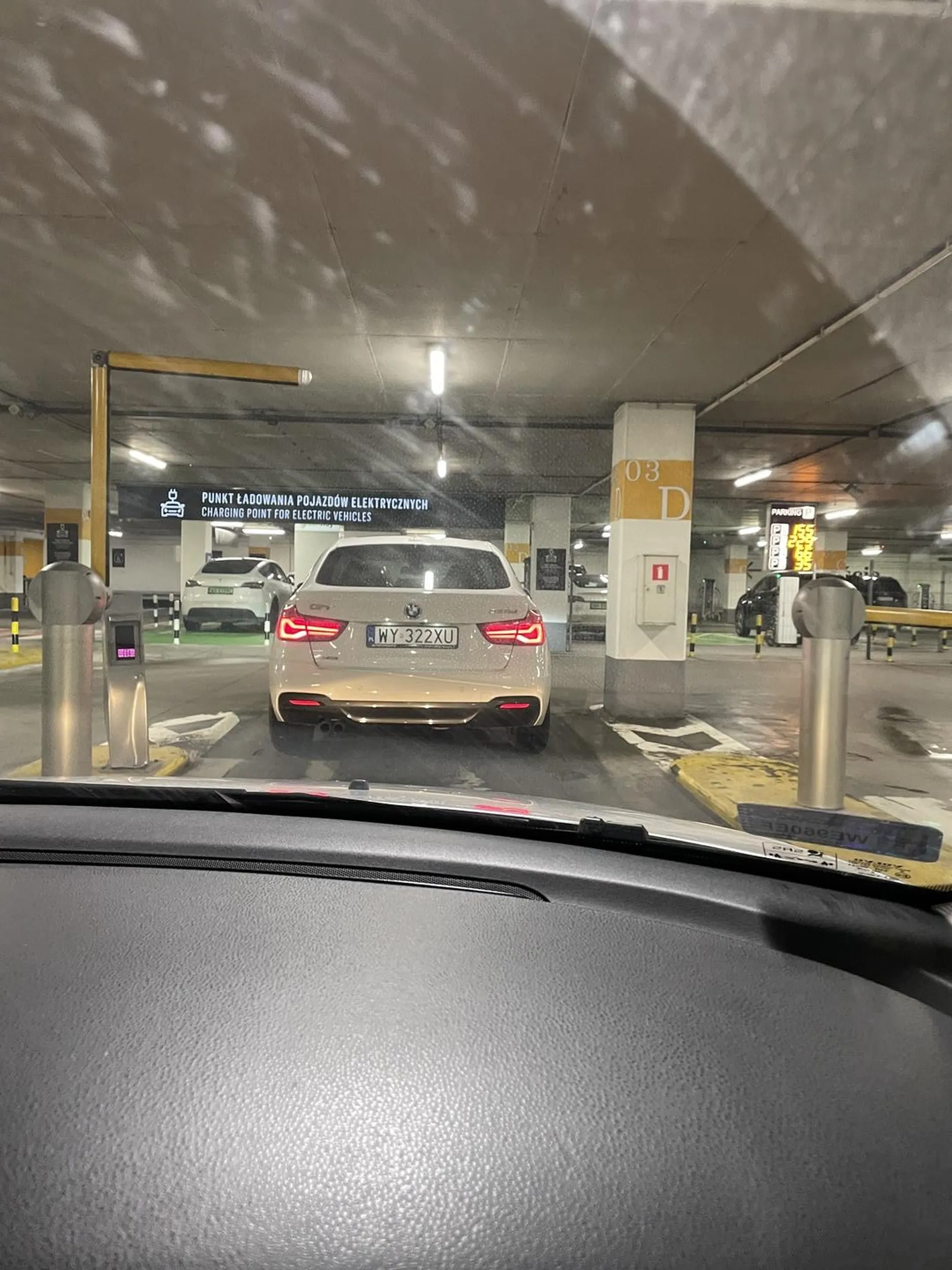 Całkowity brak podstawowych umiejętności jazdy, panowania nad samochodem i przewidywania sytuacji na drodze. Najpierw gwałtownie zahamował mając zielone światło (prawie doprowadzając do kolizji 3 aut) a potem nawet nie potrafił prosto zaparkować samochodu pomimo, że miejsce było szerokie i w dodatku z jednej strony miał wolną przestrzeń (sąsiednie miejsce było wolne). A na zwróconą uwagę jeszcze pretensja. Typowe buractwo niewykształconego człowieka. Jazda gorsza niż 80-90 letni emeryt. Ale co tam, ma BMW, więc po co umiejętności i myślenie…