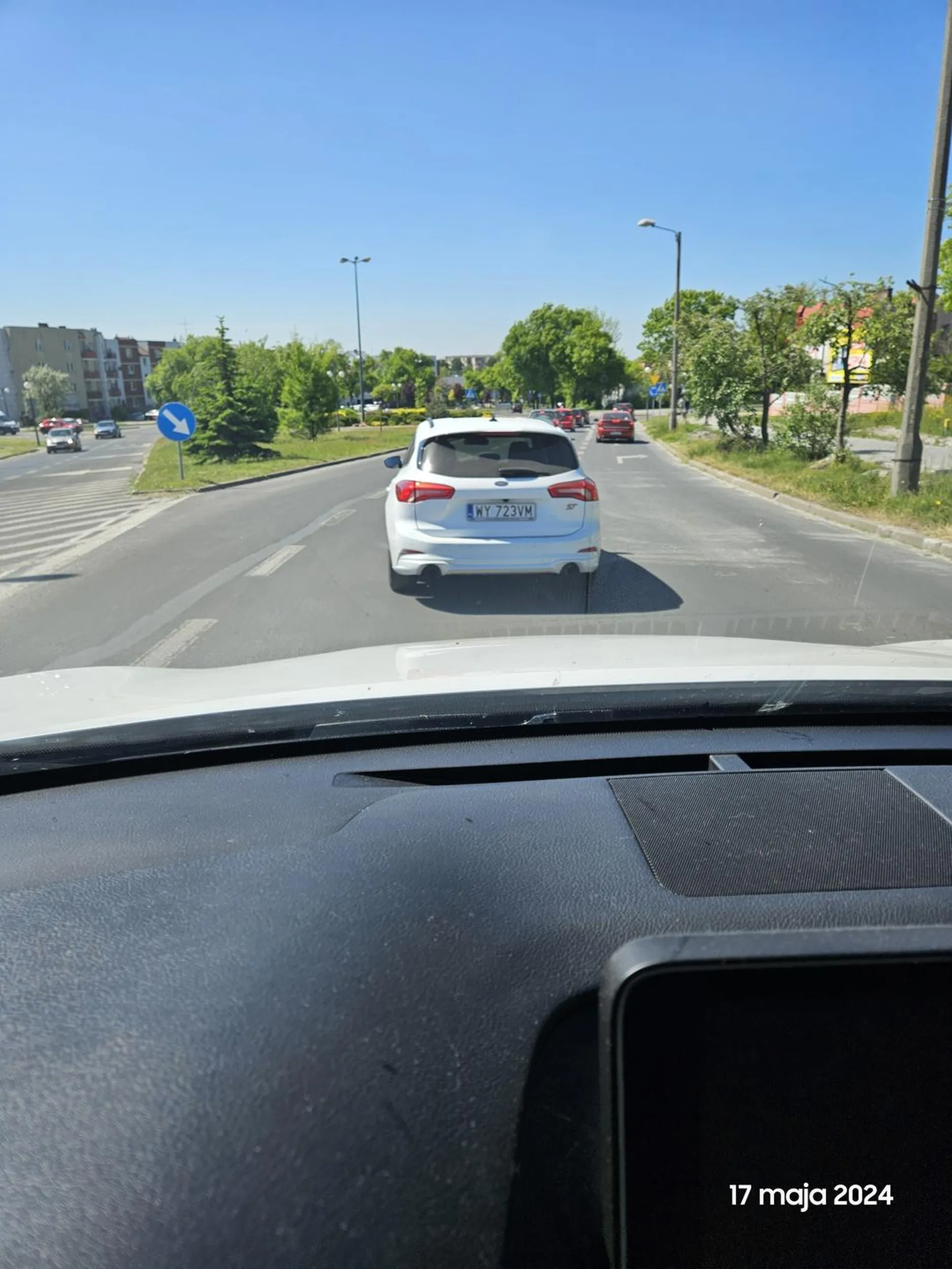 Facet pod wpływem środków psychoatywnych zrobił rajd po Chelmie.  Zajeżdżał droge i ścigał się w mieście. Uważajcie na tego patusa. Mam nadzieję że go złapią niedługo.  Sprawa na Policji