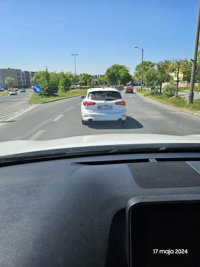 Facet pod wpływem środków psychoatywnych zrobił rajd po Chelmie.  Zajeżdżał droge i ścigał się w mieście. Uważajcie na tego patusa. Mam nadzieję że go złapią niedługo.  Sprawa na Policji