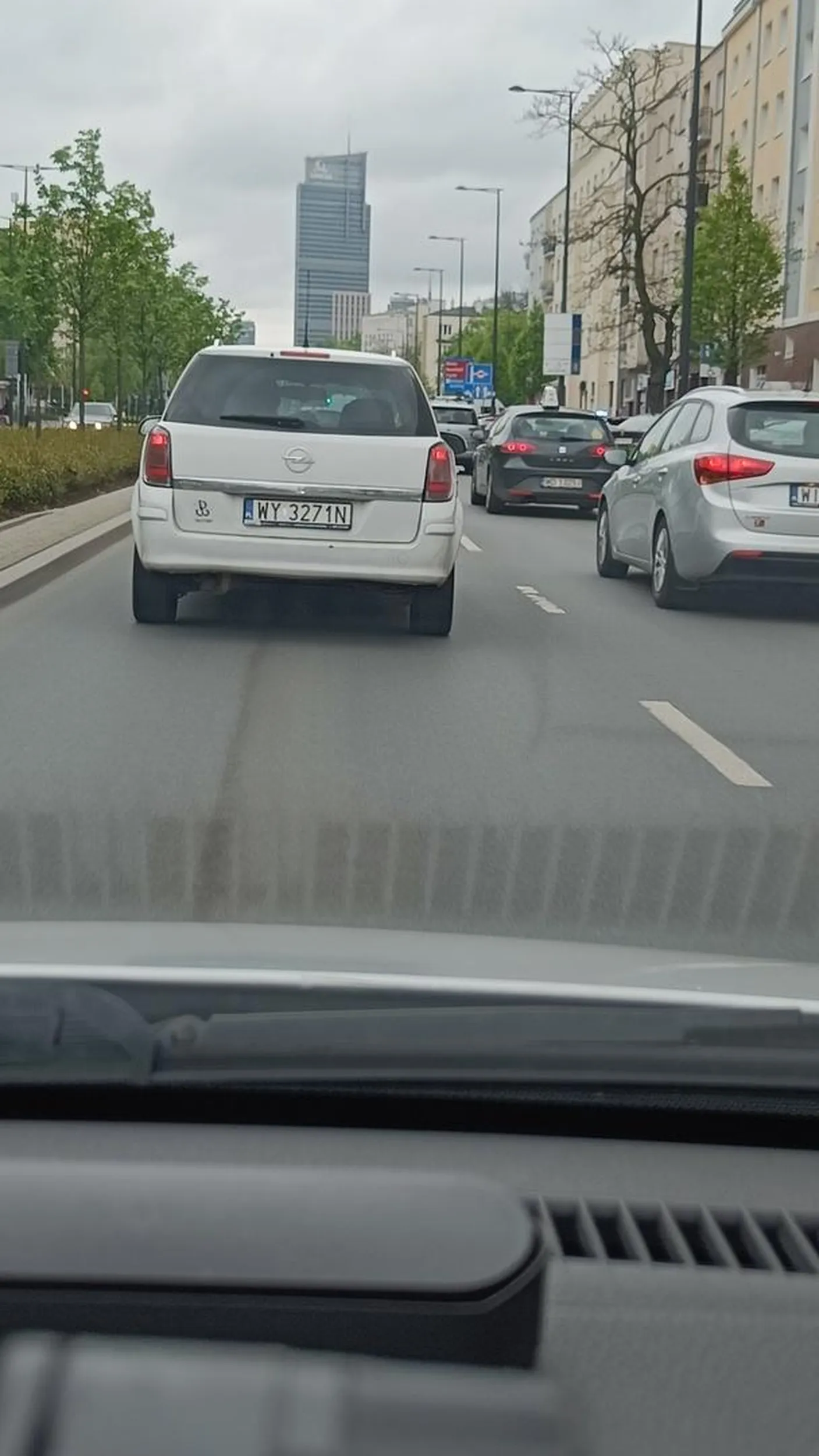 Pan za kółkiem wpierw wyrzucając wypalonego peta przez okno, chciał wymusić pierwszeństwo włączając się do ruchu, prawie przerysował mi drzwi, po czym wymachiwał rękami z pretensjami przez okno.