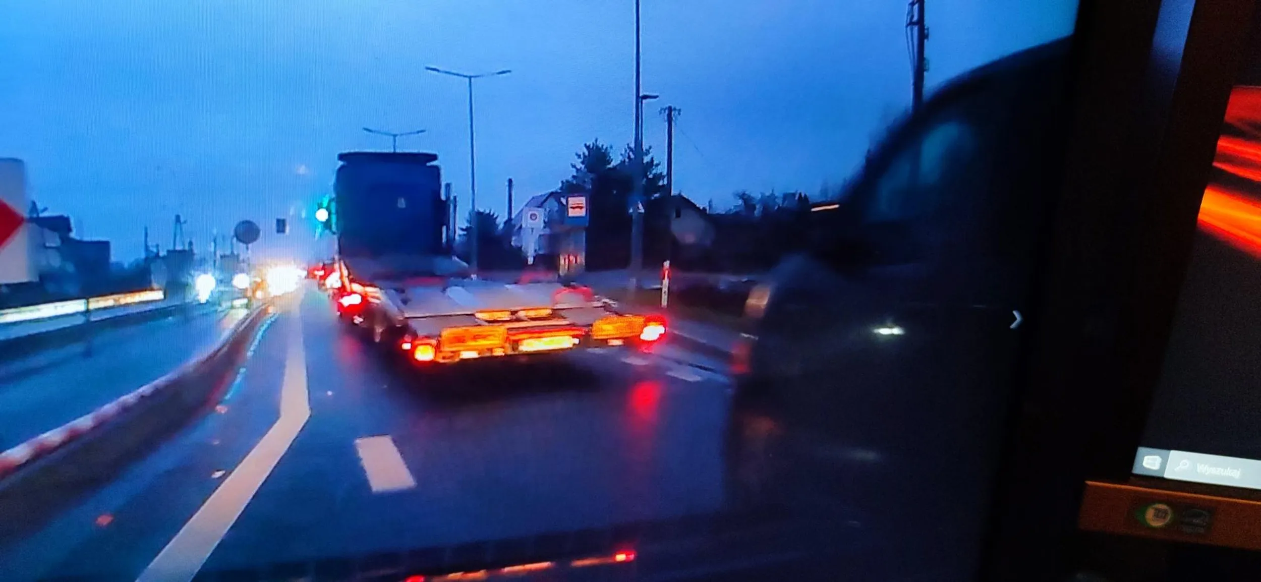 Wsiarz, piłuje auto na prostej i podjeżdża pod samą dupę. Nie wpuszcza specjalnie na zamek i wymusza wypadki