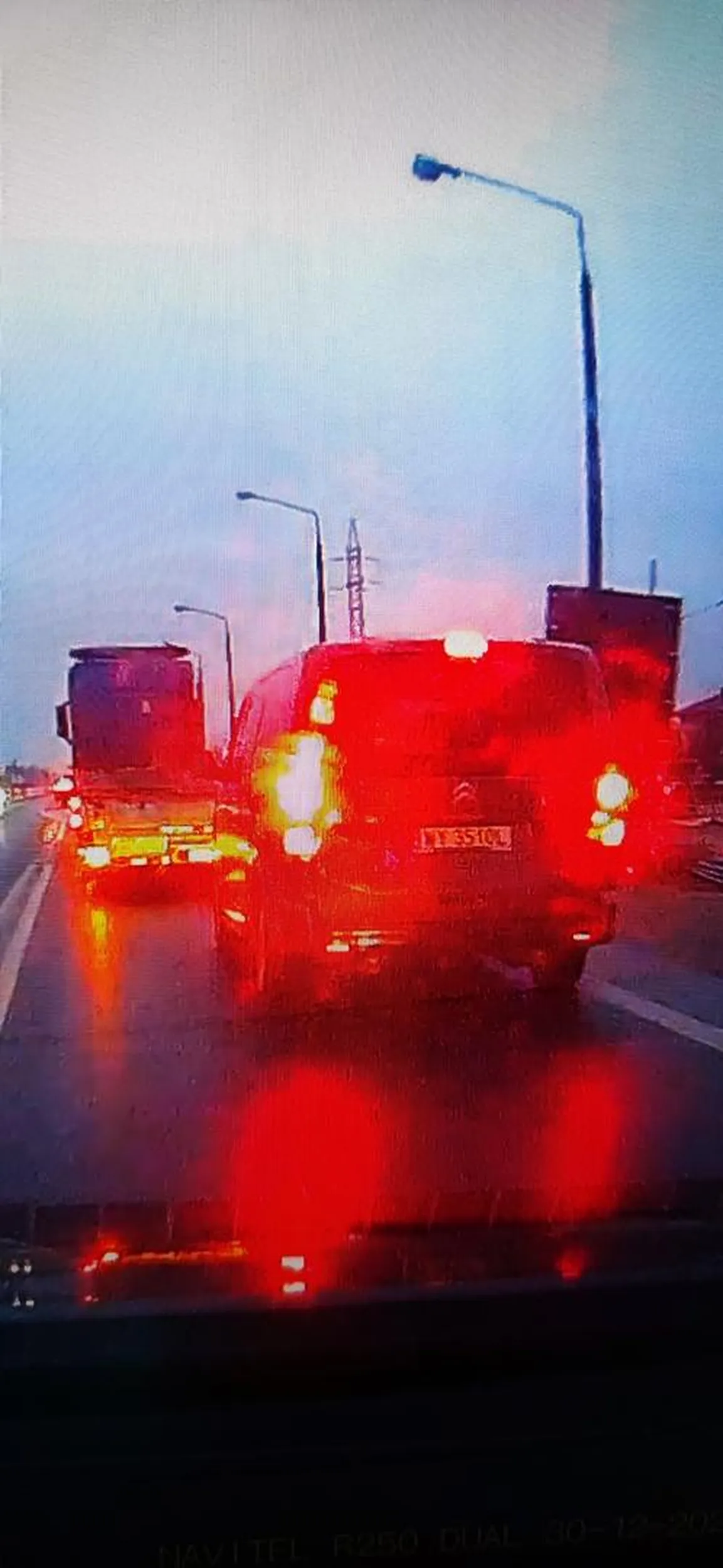 Wsiarz, piłuje auto na prostej i podjeżdża pod samą dupę. Nie wpuszcza specjalnie na zamek i wymusza wypadki