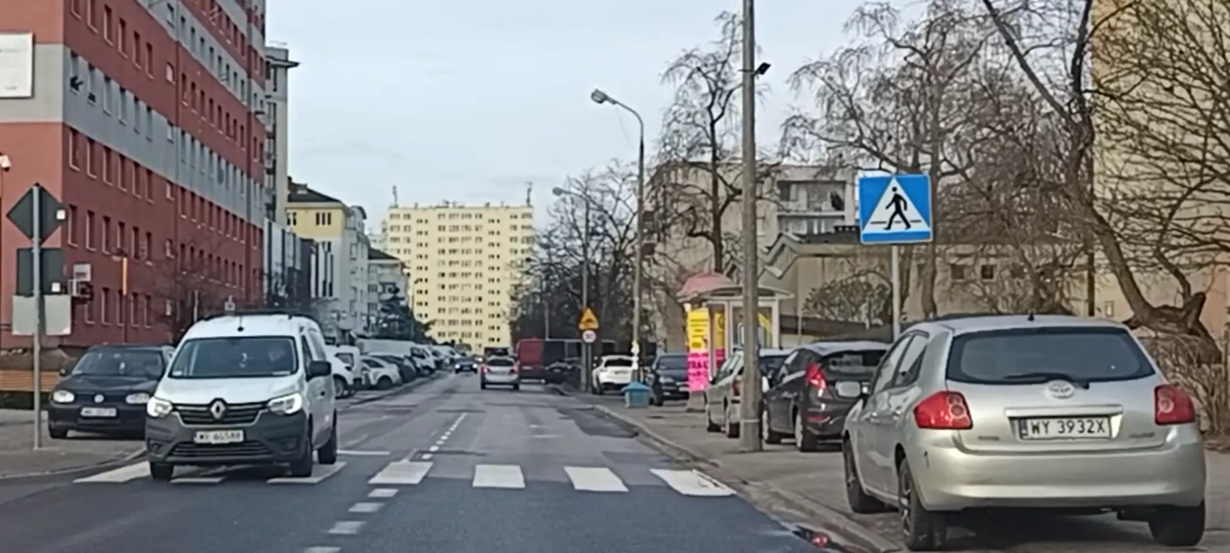 Wrak porzucony przed przejściem dla pieszych i zasłania widoczność