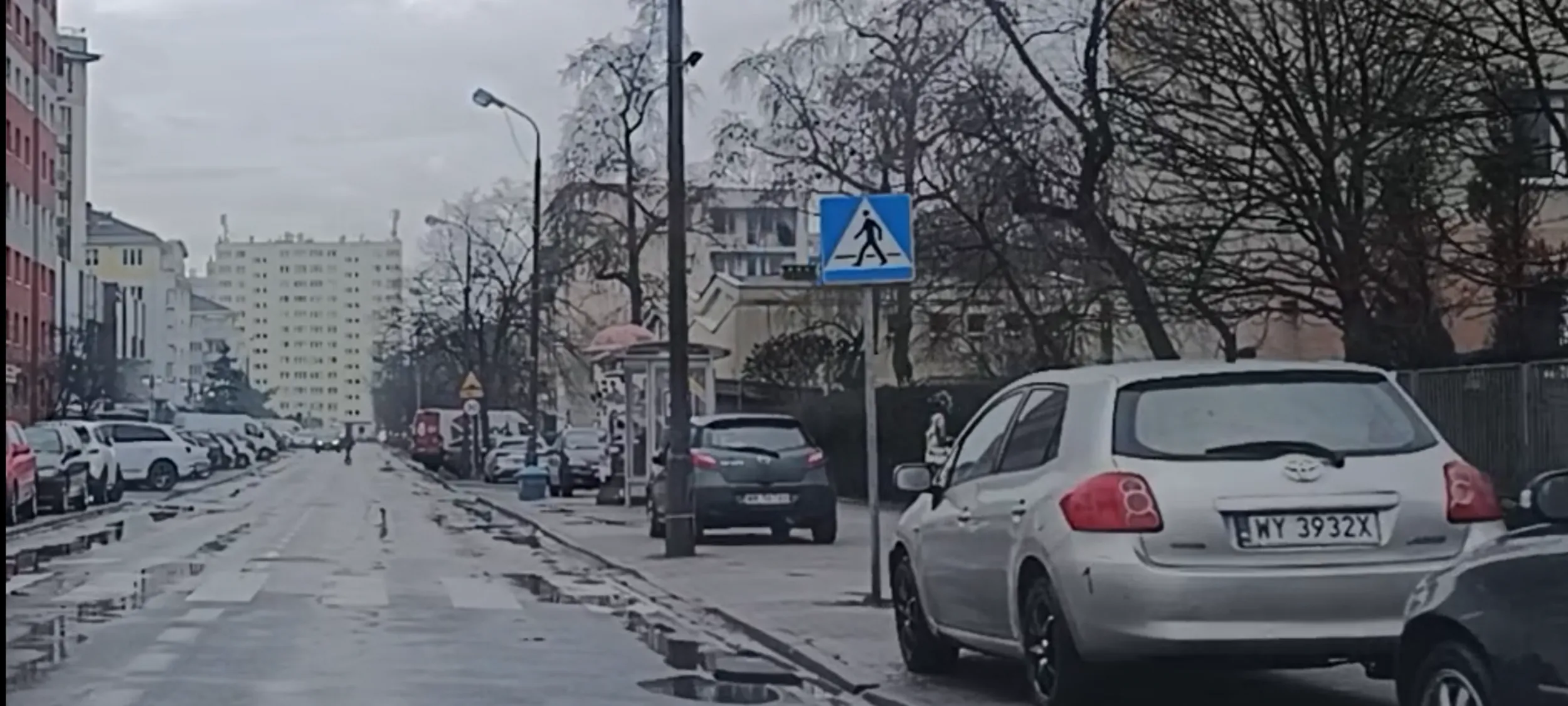 Ameba parkingowa stoi przy samym przejściu dla pieszych i zasłania widoczność