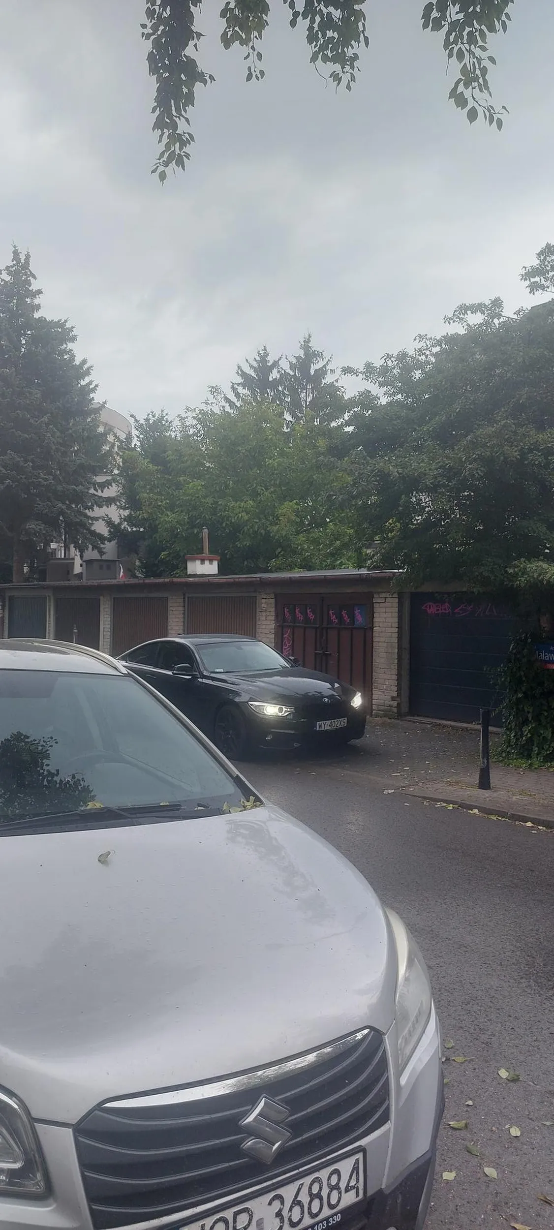 Kobieta nie przepuszcza pieszych na pasach , wjeżdza z impetem na pasy kiedy przechodzi pieszy . Prawie zostalam potrącona - po zwroceniu uwagi ma to w nosie .