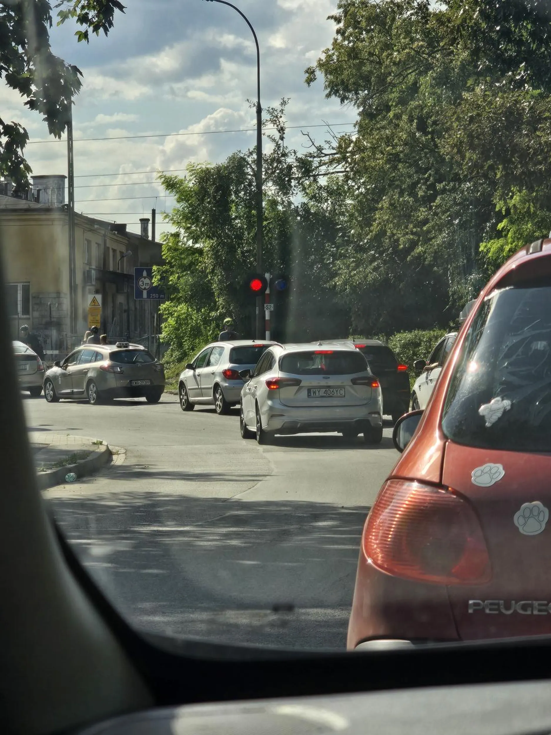 Gość wyprzedza kilkuset metrowy korek do przejazdu kolejowego, na samym końcu zatrzymuje się pod prąd i włącza się w ruch ....
