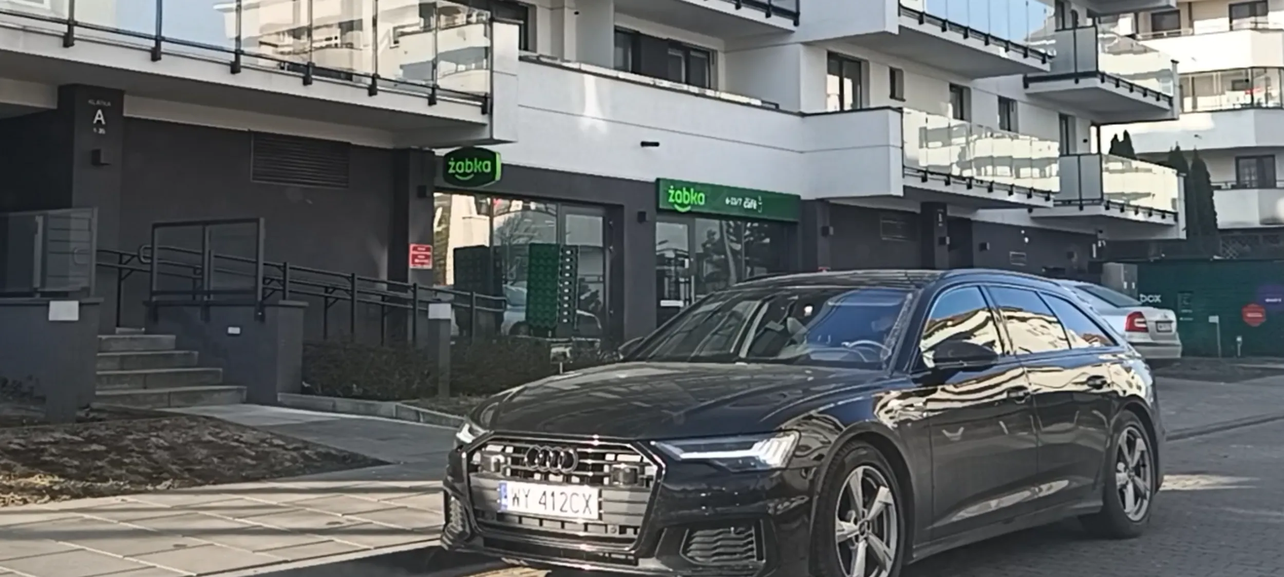 Cham parkuje na łuku zakrętu, utrudnia skręt i do tego na ulicy gdzie jest zakaz zatrzymywania się i postoju