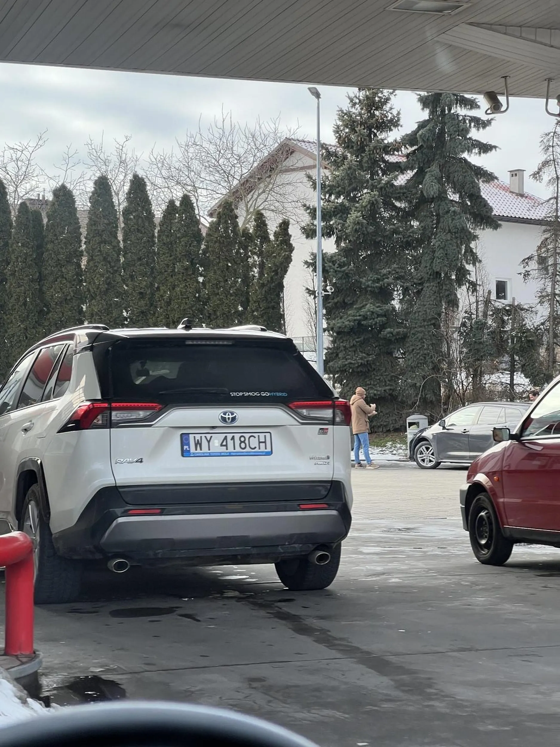 Jeb*ane warszawskie głąby, zostawili auto przy dystrybutorze i urządzili sobie rodzinny obiad na stacji, po 20 minutach musieliśmy czekać aż baba wypali szluga. Bezmózgi